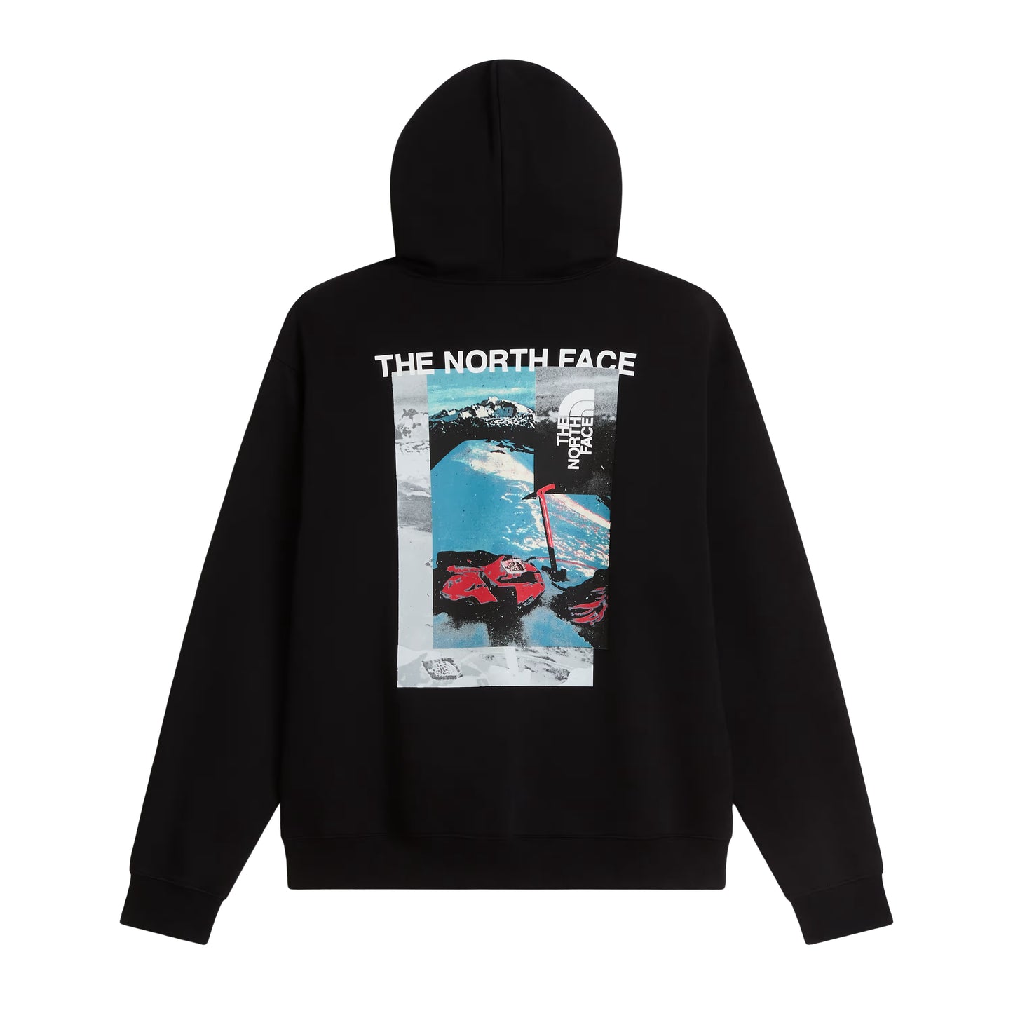 Hoodie The North Face Apex '75 Collage Relaxed em TNF Black — vista traseira, produto sem modelo, gráfico collage Apex '75 em caixa com inscrição "The North Face" em branco no topo, fotografia de esquiador em neve azul-glaciar com piolet vermelho e logo TNF half-dome em branco, capuz e punhos canelados visíveis, fundo branco.