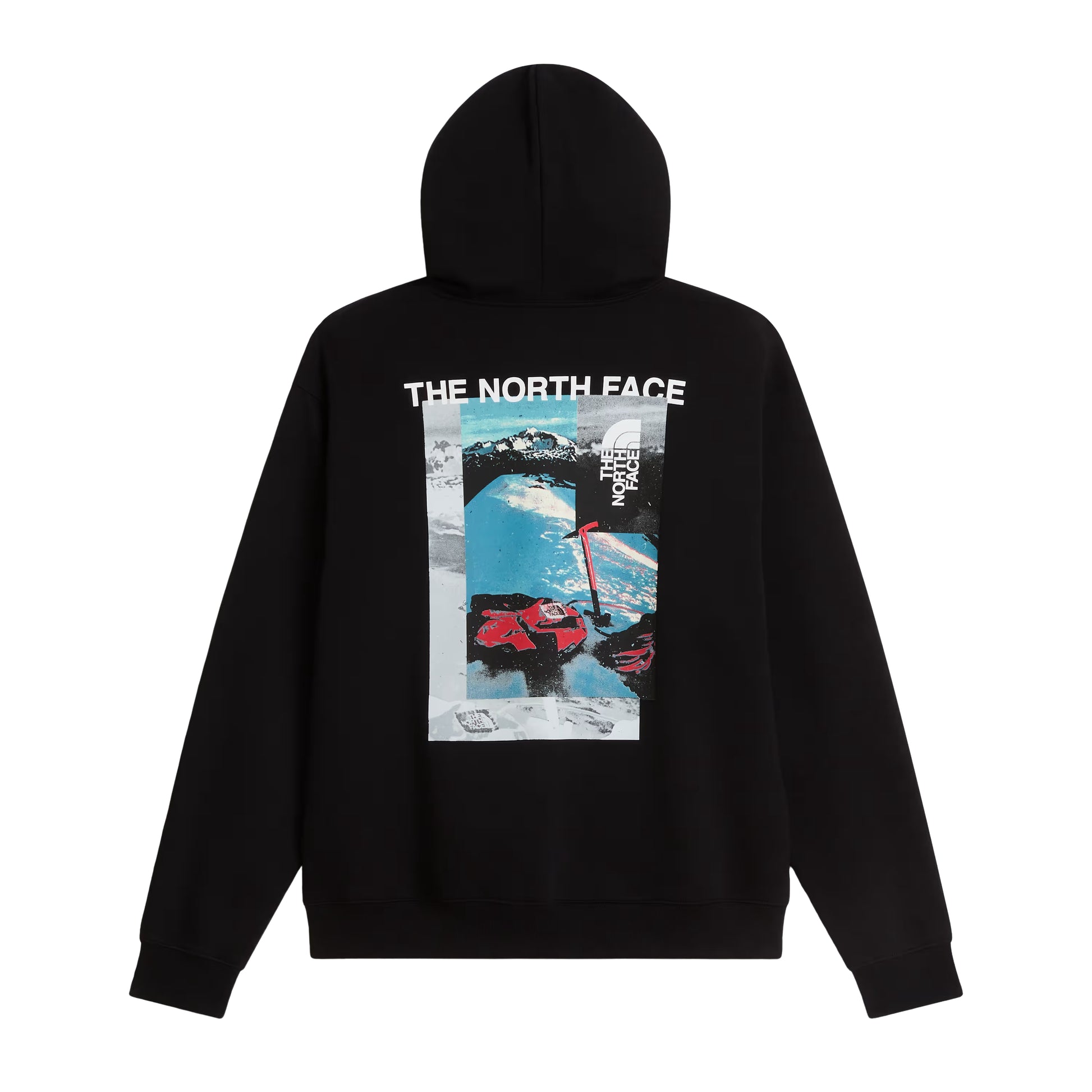 Hoodie The North Face Apex '75 Collage Relaxed em TNF Black — vista traseira, produto sem modelo, gráfico collage Apex '75 em caixa com inscrição "The North Face" em branco no topo, fotografia de esquiador em neve azul-glaciar com piolet vermelho e logo TNF half-dome em branco, capuz e punhos canelados visíveis, fundo branco.
