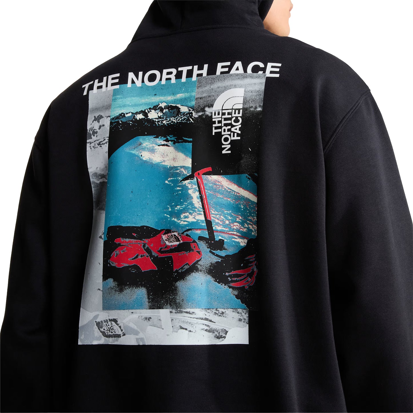 Hoodie The North Face Apex '75 Collage Relaxed em TNF Black — detalhe das costas de modelo masculino, gráfico collage Apex '75 em caixa com inscrição "The North Face" em branco no topo, fotografia de esquiador em neve azul-glaciar com piolet vermelho e logo TNF half-dome em branco visíveis em close-up, fundo branco.