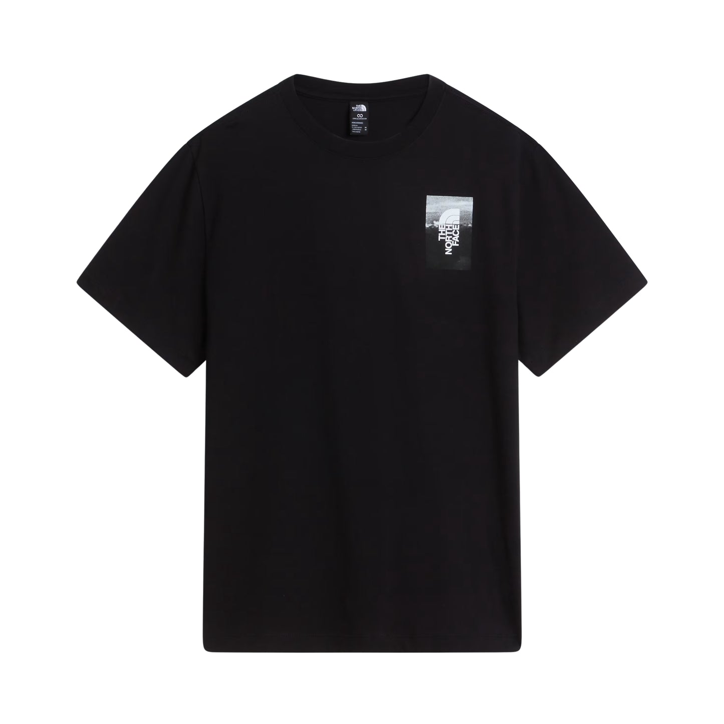 T-shirt de manga curta The North Face Apex '75 Collage em preto — vista traseira, produto sem modelo, flat lay, gráfico collage "THE NORTH FACE" em branco, paisagem nevada em azul/cinzento, luvas de ski vermelhas TNF e logótipo TNF vertical, fundo branco.