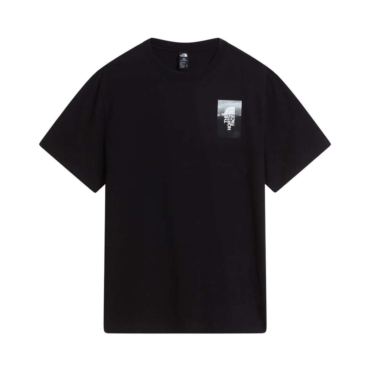 T-shirt de manga curta The North Face Apex '75 Collage em preto — vista traseira, produto sem modelo, flat lay, gráfico collage "THE NORTH FACE" em branco, paisagem nevada em azul/cinzento, luvas de ski vermelhas TNF e logótipo TNF vertical, fundo branco.