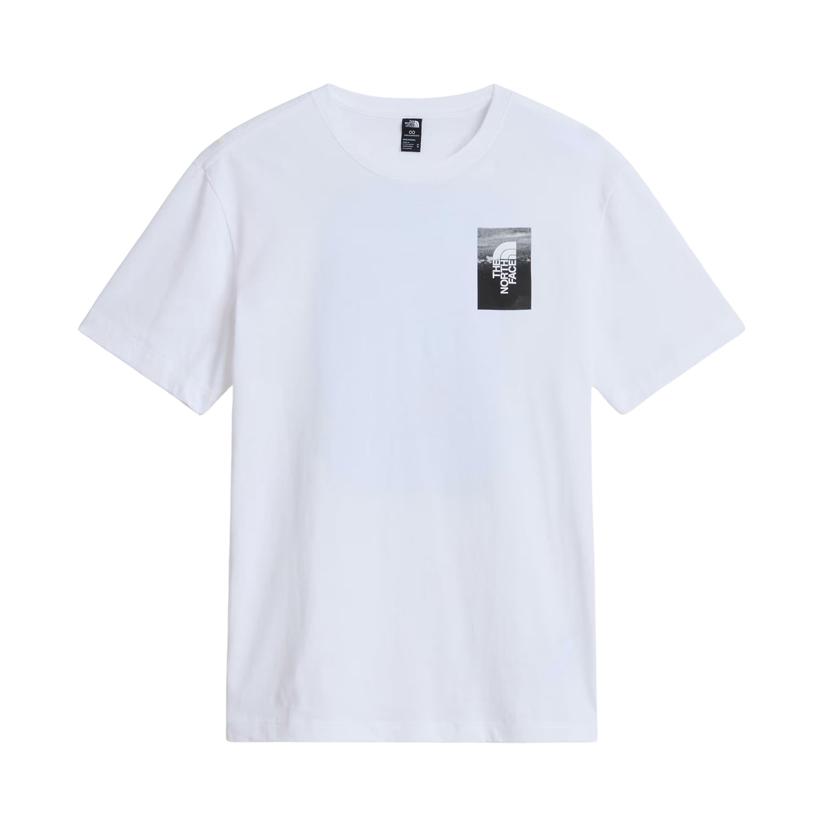 T-shirt de manga curta The North Face Apex '75 Collage em branco — vista frontal, produto sem modelo, flat lay, gola redonda canelada, logótipo The North Face em retângulo preto e branco no peito esquerdo, corte relaxed com ombros amplos, fundo branco.