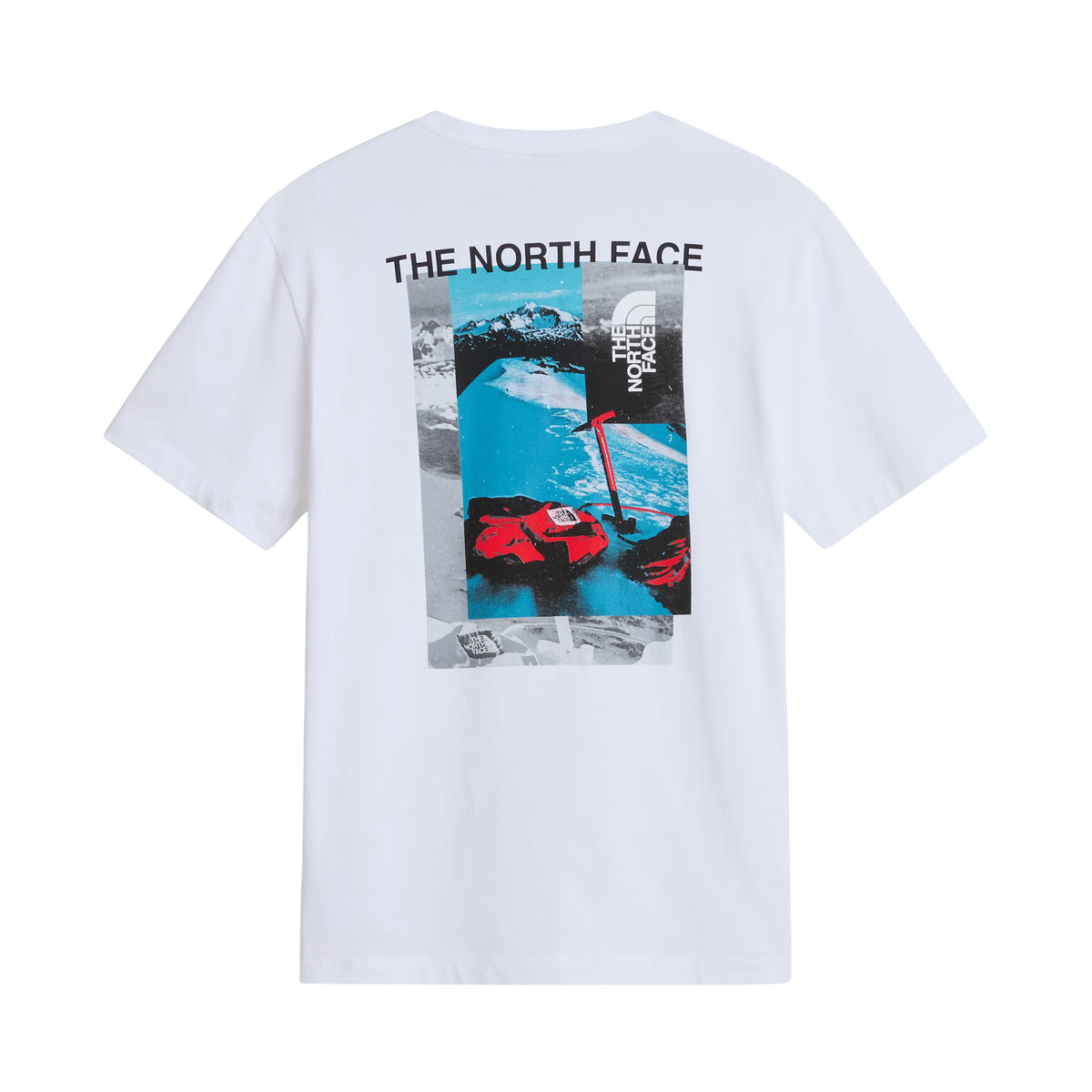 T-shirt de manga curta The North Face Apex '75 Collage em branco — vista traseira, produto sem modelo, flat lay, gráfico collage "THE NORTH FACE" em preto, paisagem de montanha nevada em azul/cinzento, luvas de ski vermelhas TNF e logótipo TNF vertical, fundo branco.