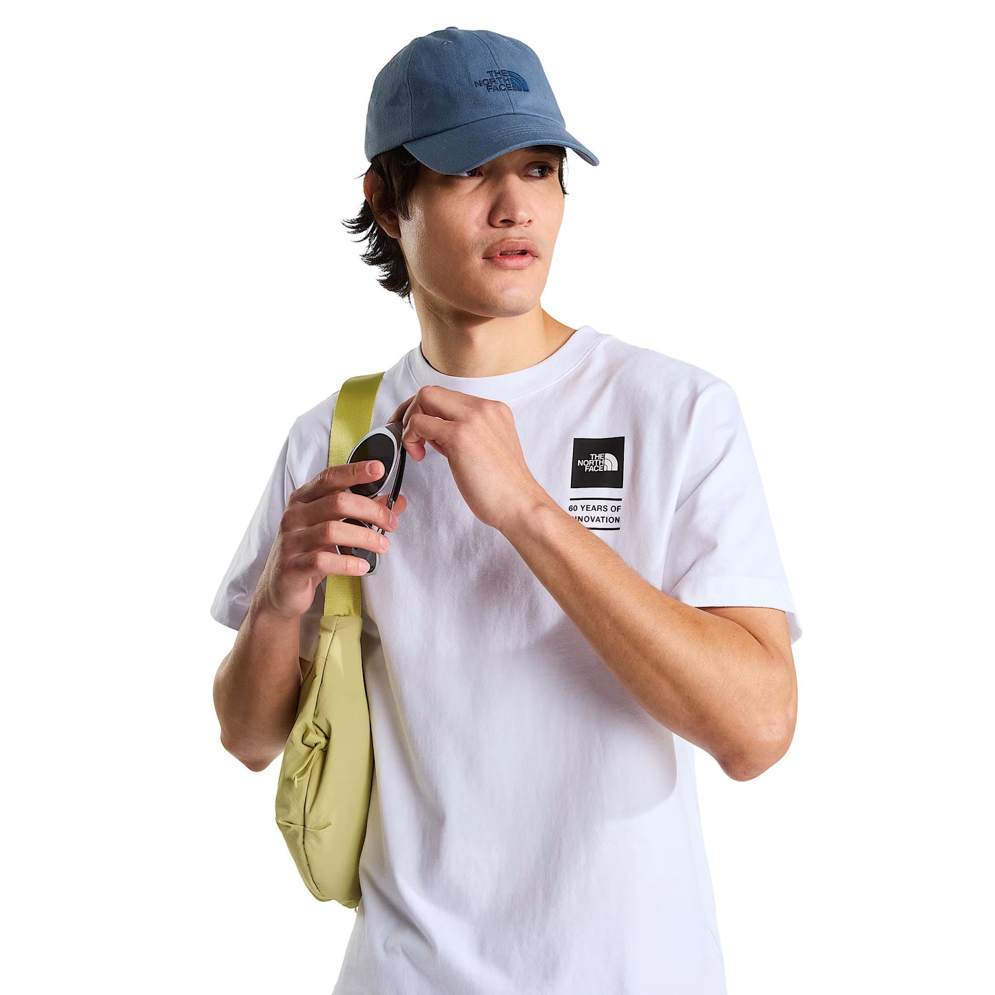 T-shirt de manga curta para homem The North Face Base Camp Duffel Celebration Relaxed em Branco TNF. Foto da parte da frente, vestida.