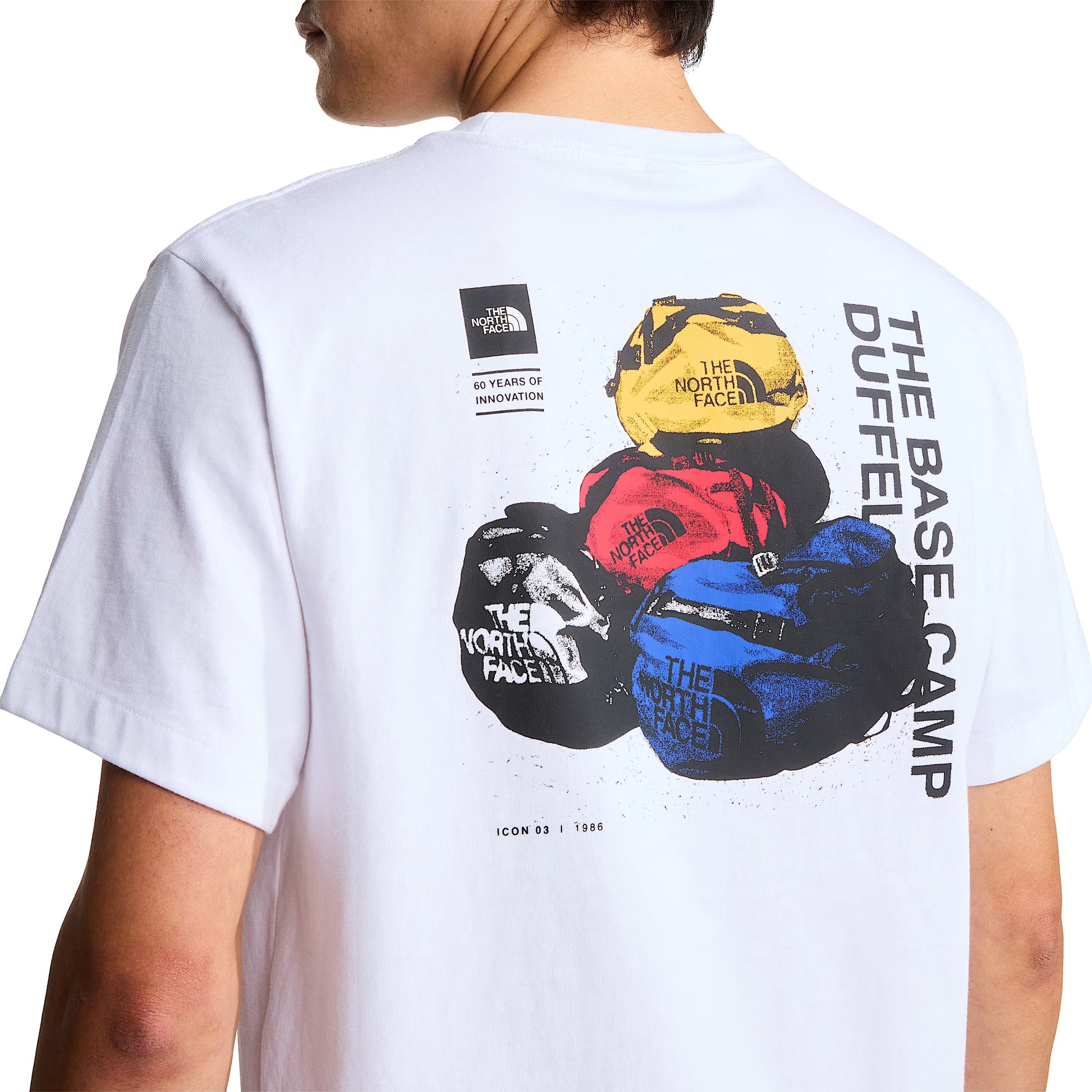 T-shirt de manga curta para homem The North Face Base Camp Duffel Celebration Relaxed em Branco TNF. Foto de detalhe da parte de trás, vestida.