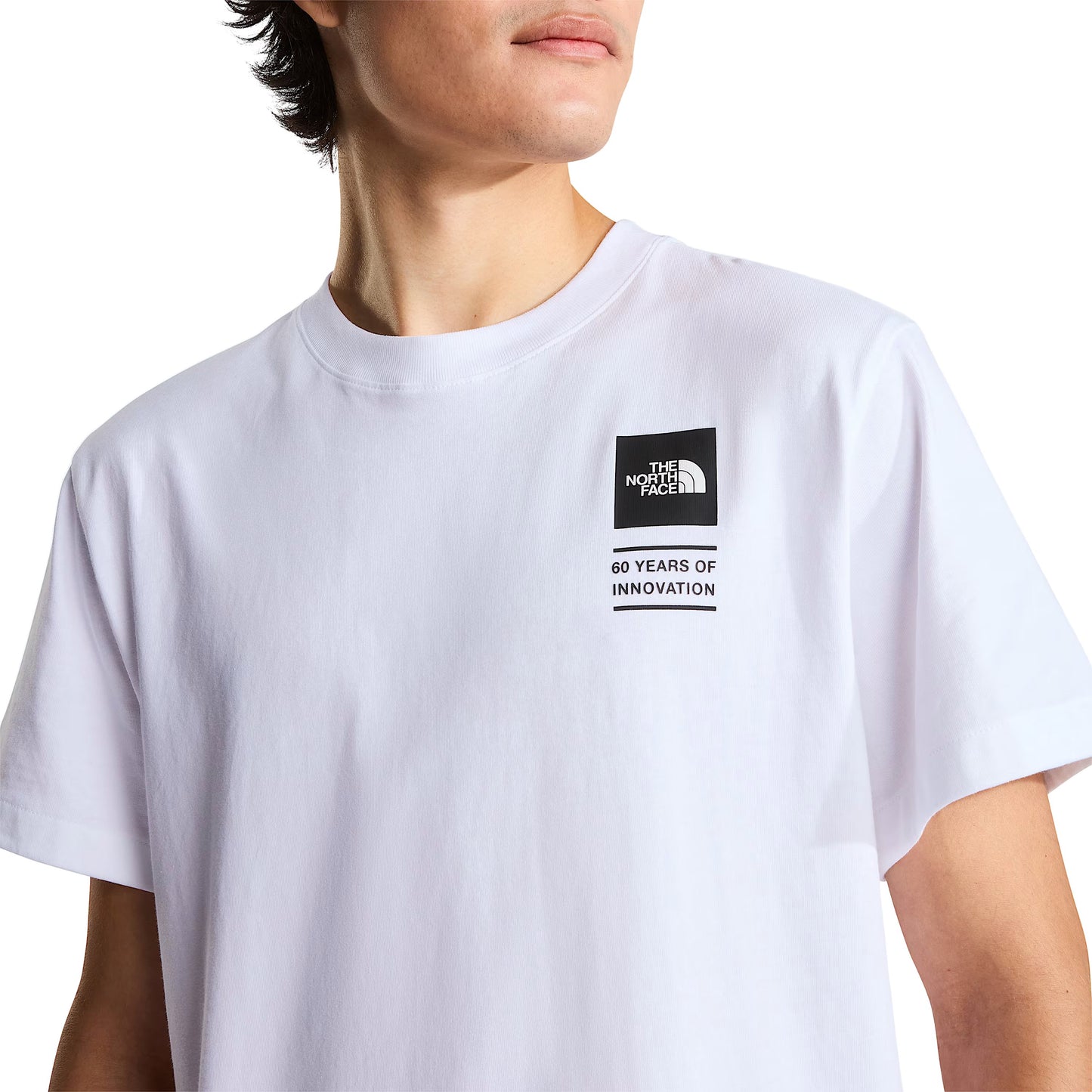 T-shirt de manga curta para homem The North Face Base Camp Duffel Celebration Relaxed em Branco TNF. Foto de detalhe da parte da frente, vestida.
