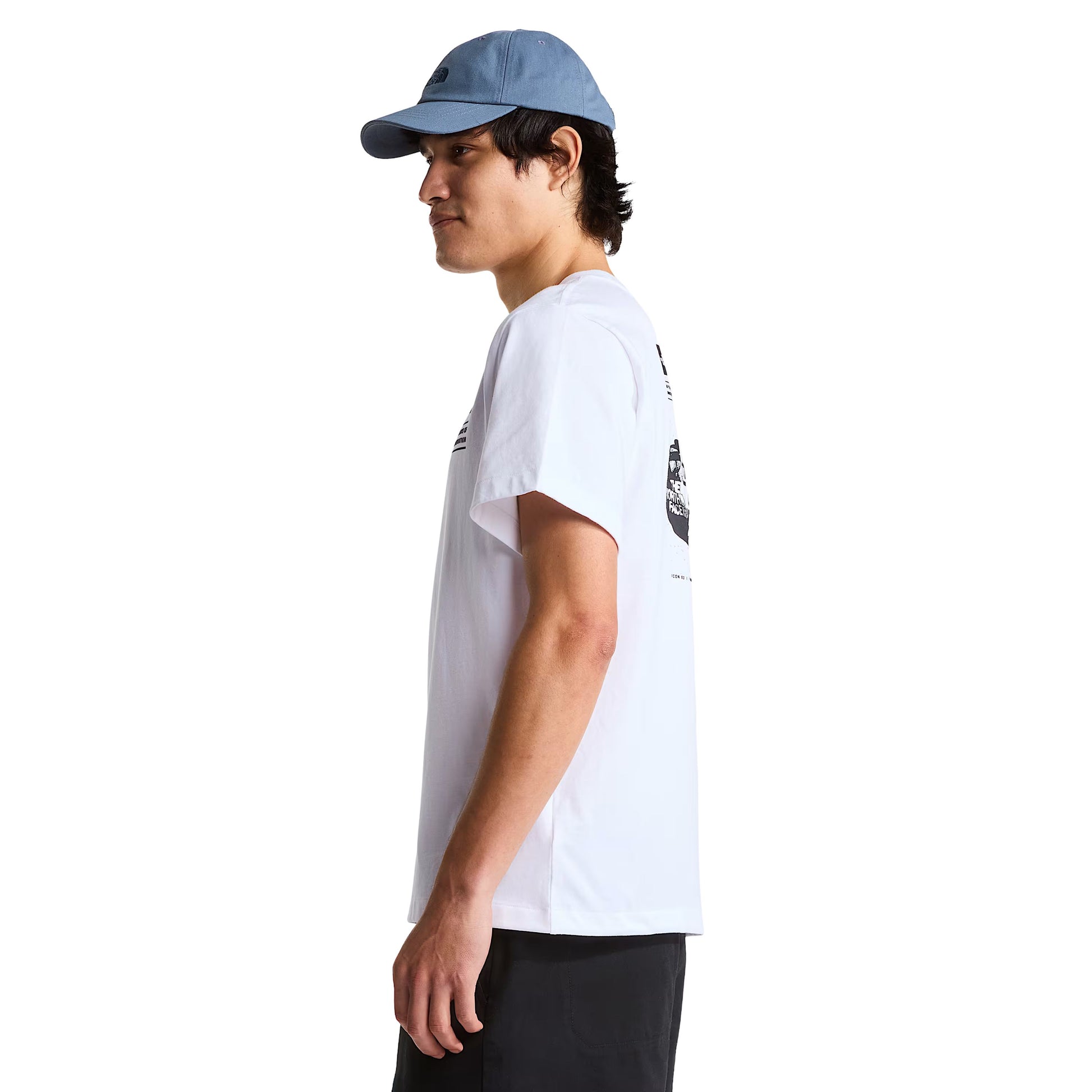 T-shirt de manga curta para homem The North Face Base Camp Duffel Celebration Relaxed em Branco TNF. Foto da lateral, vestida.