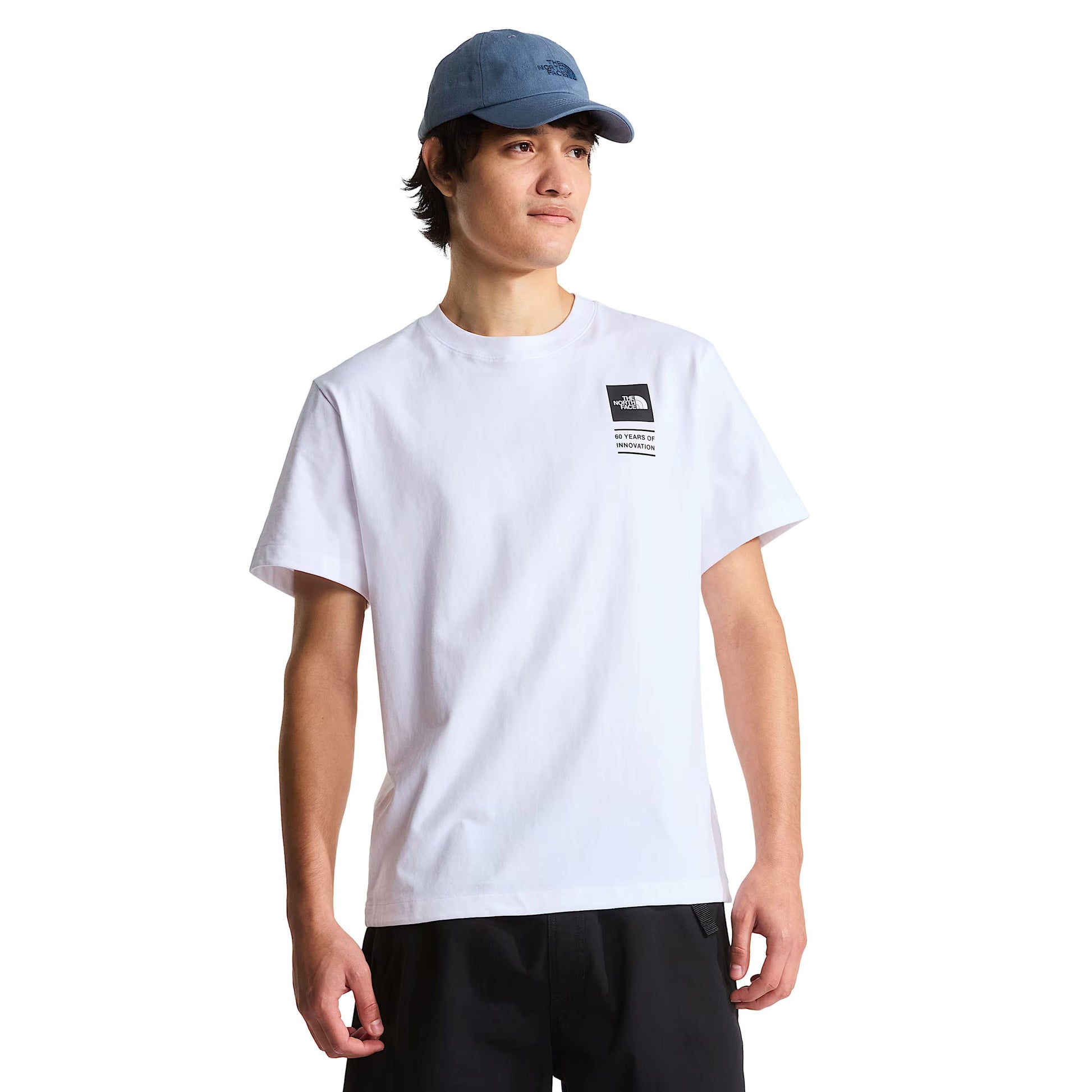 T-shirt de manga curta para homem The North Face Base Camp Duffel Celebration Relaxed em Branco TNF. Foto da parte da frente, vestida.