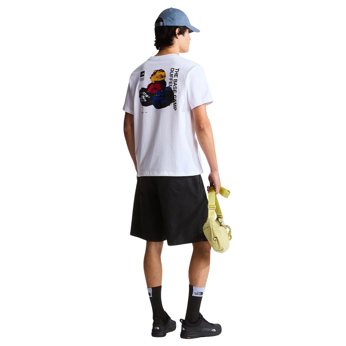 T-shirt de manga curta para homem The North Face Base Camp Duffel Celebration Relaxed em Branco TNF. Foto da parte de trás, vestida.