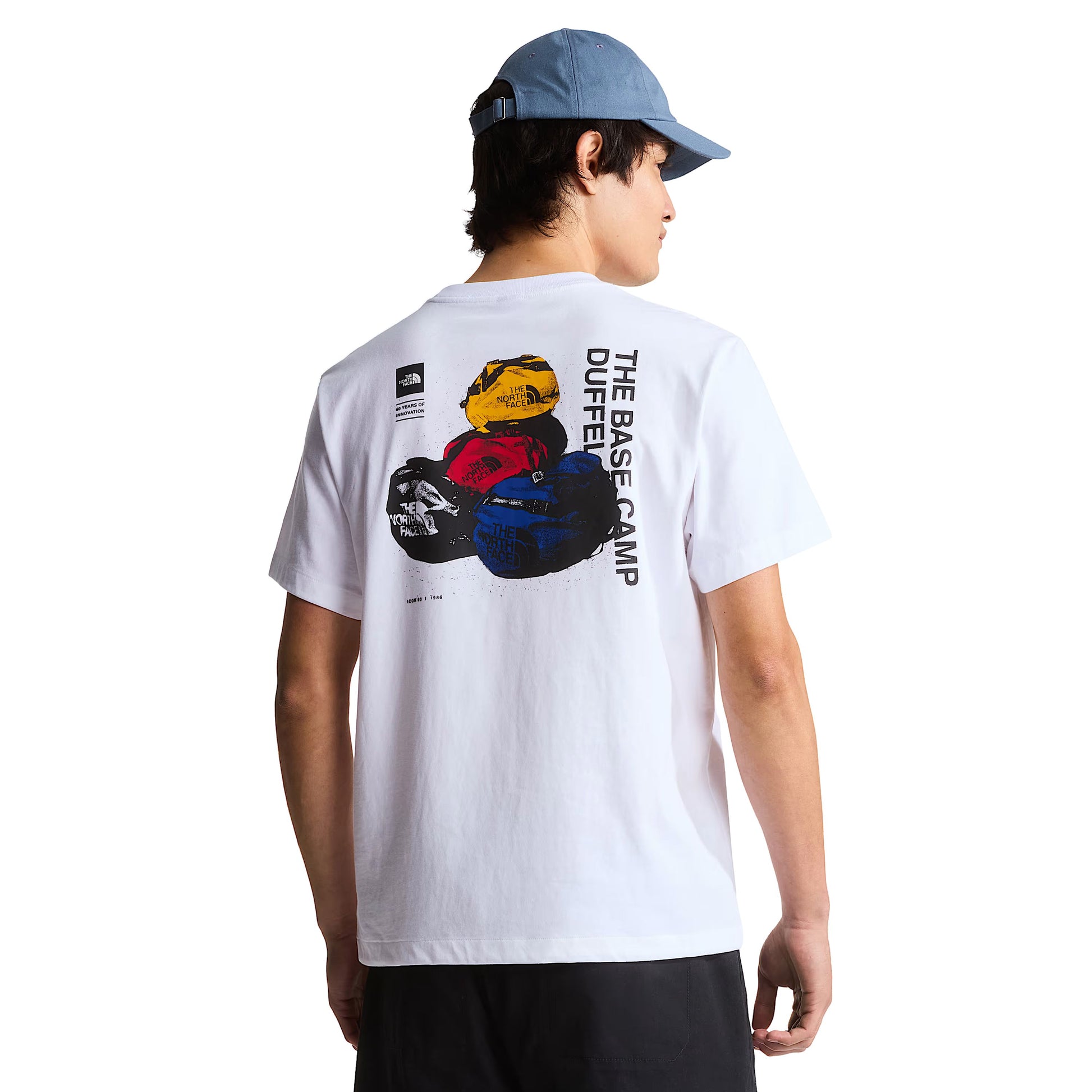 T-shirt de manga curta para homem The North Face Base Camp Duffel Celebration Relaxed em Branco TNF. Foto da parte de trás, vestida.