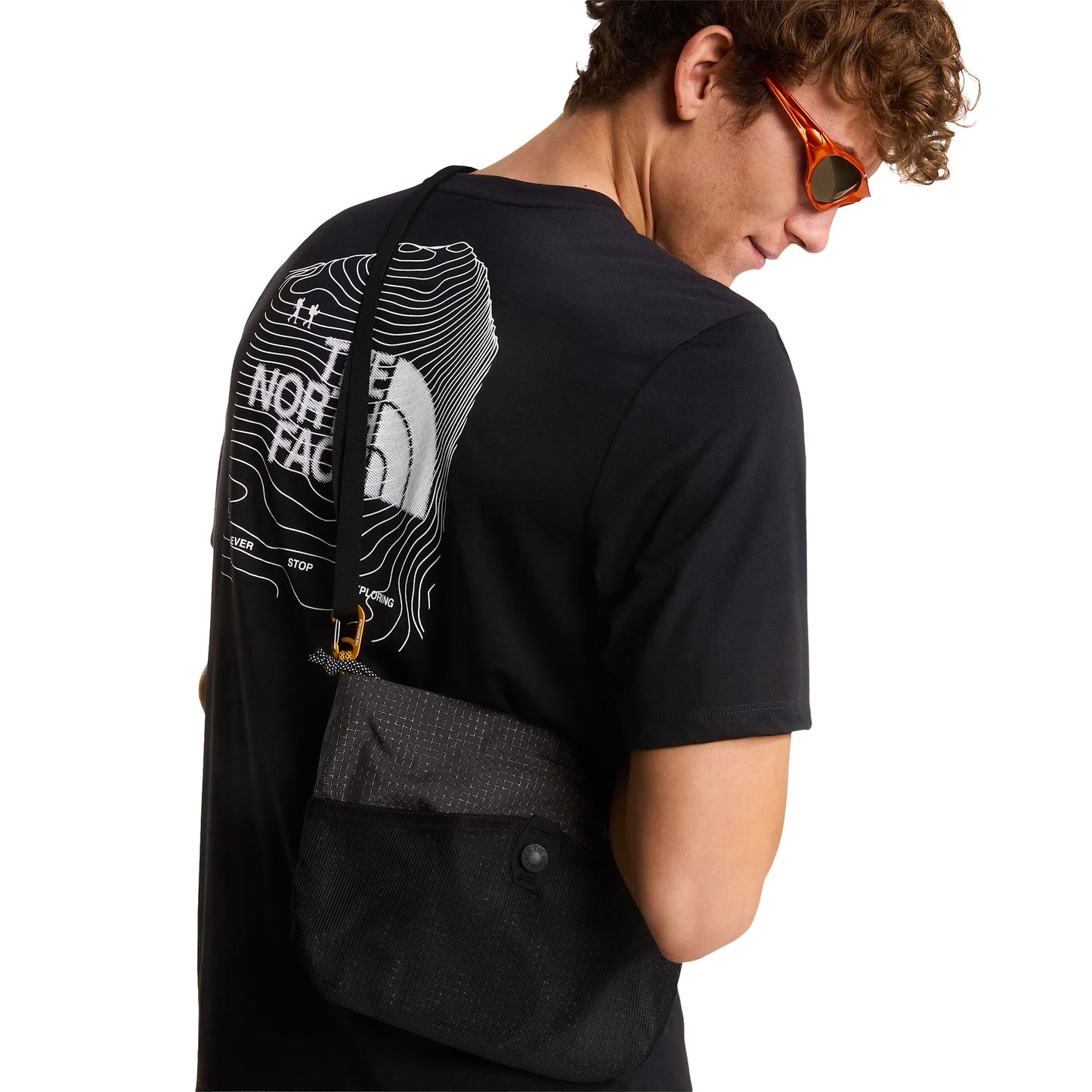 T-Shirt de manga curta para homem The North Face Bitmap Logo Graphic em Preto TNF. Foto de detalhe da parte de trás, vestida.