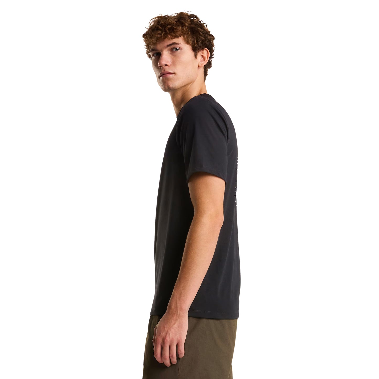 T-Shirt de manga curta para homem The North Face Bitmap Logo Graphic em Preto TNF. Foto da lateral, vestida.