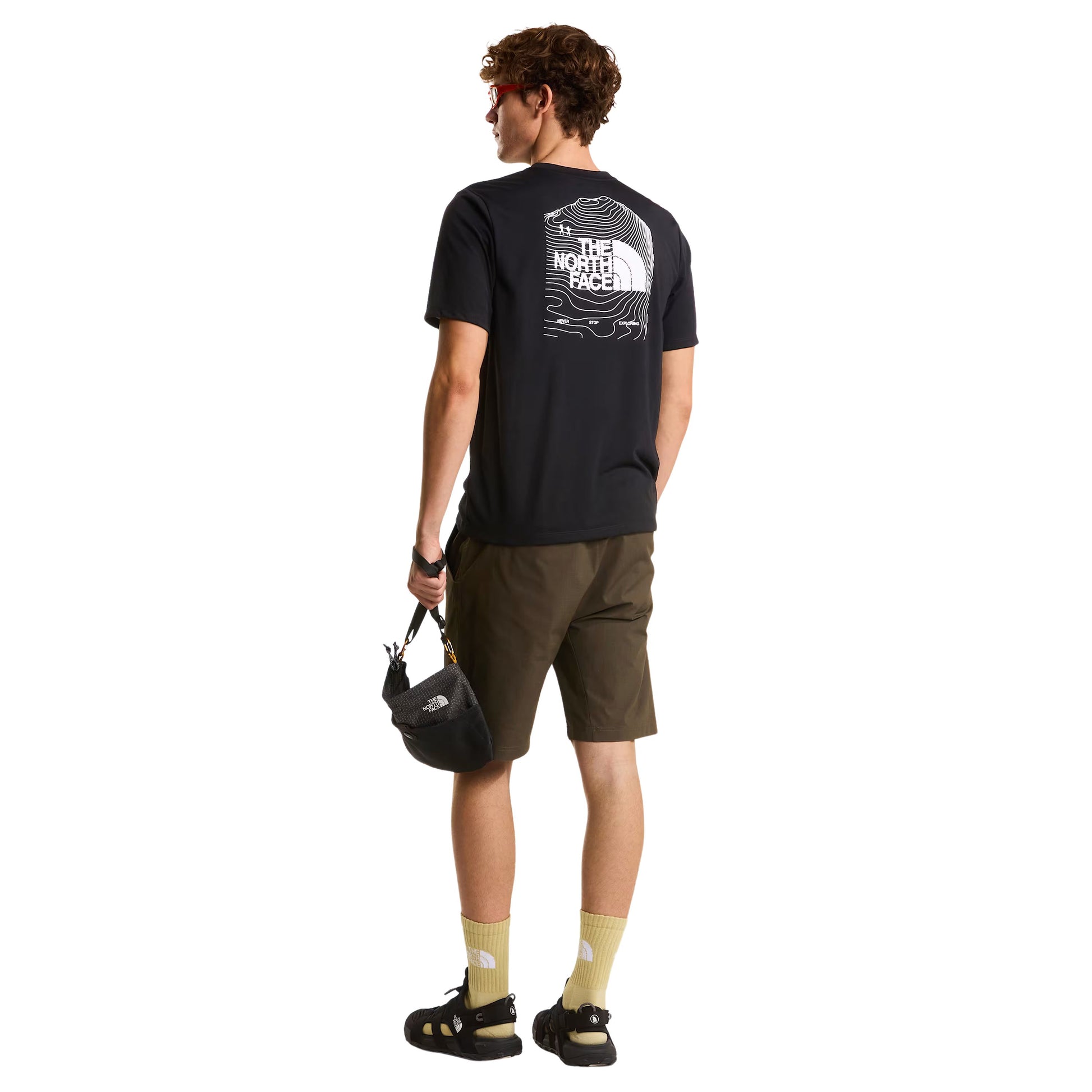 T-Shirt de manga curta para homem The North Face Bitmap Logo Graphic em Preto TNF. Foto da parte de trás, vestida.