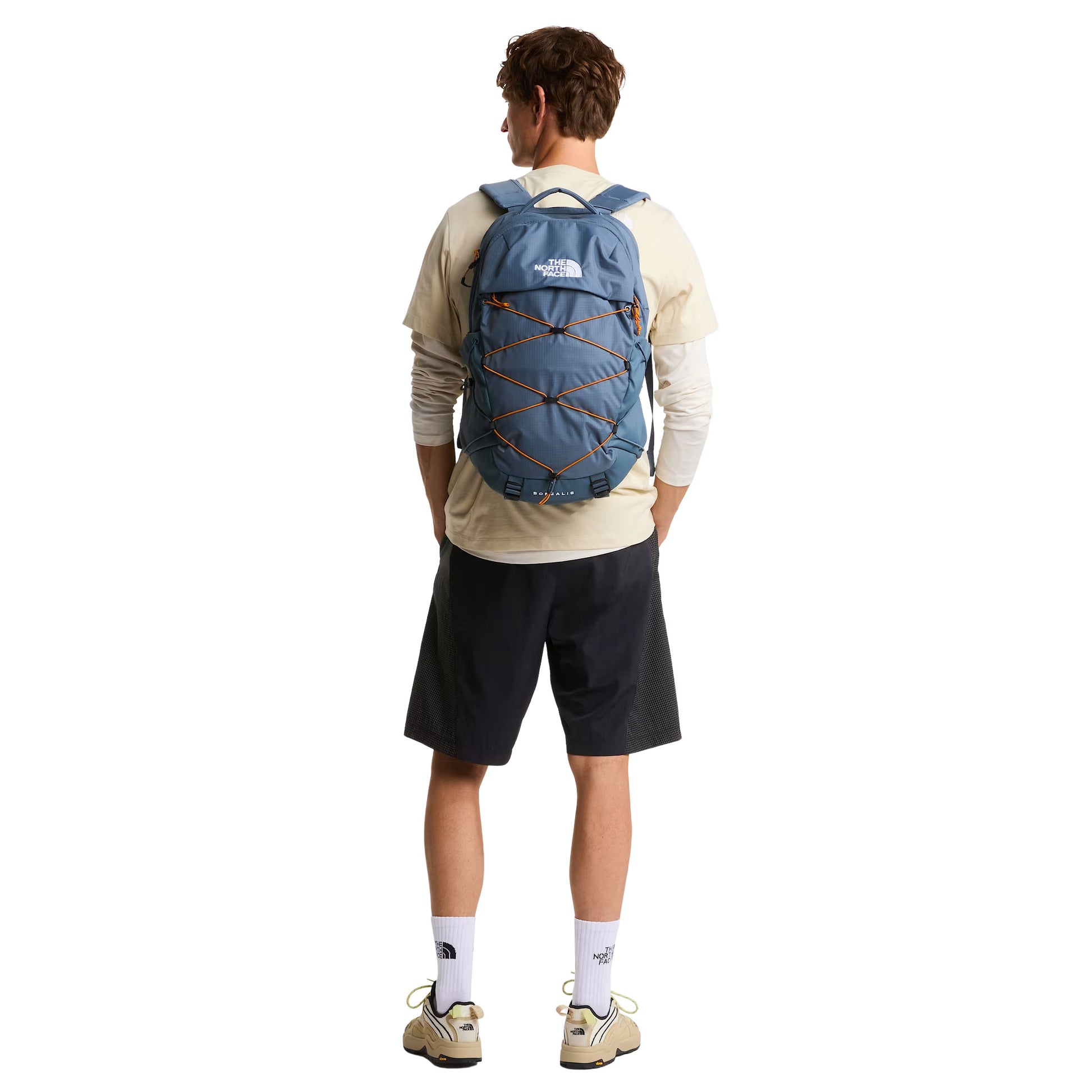 Mochila unissexo The North Face Borealis em Cinza Granite/Laranja Dust. Foto da mochila nas costas.