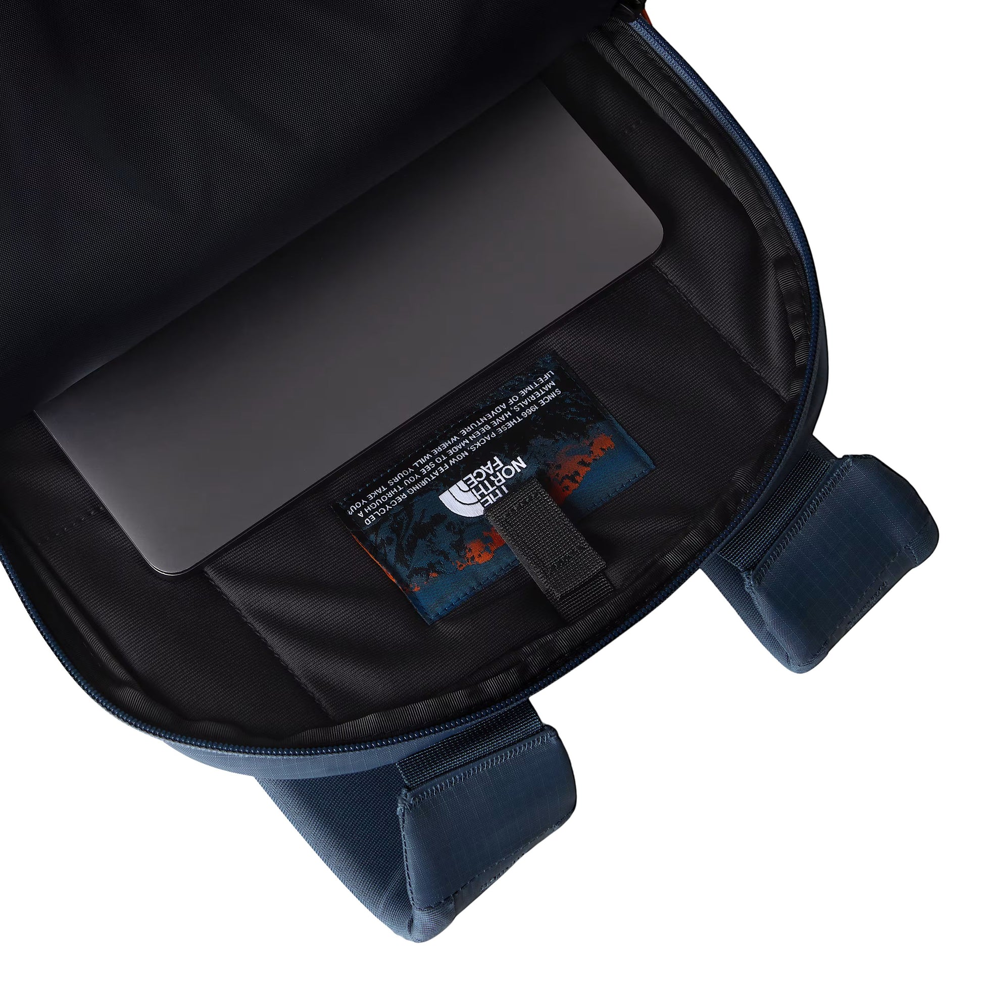 Mochila unissexo The North Face Borealis em Cinza Granite/Laranja Dust. Foto do laptop sleeve.
