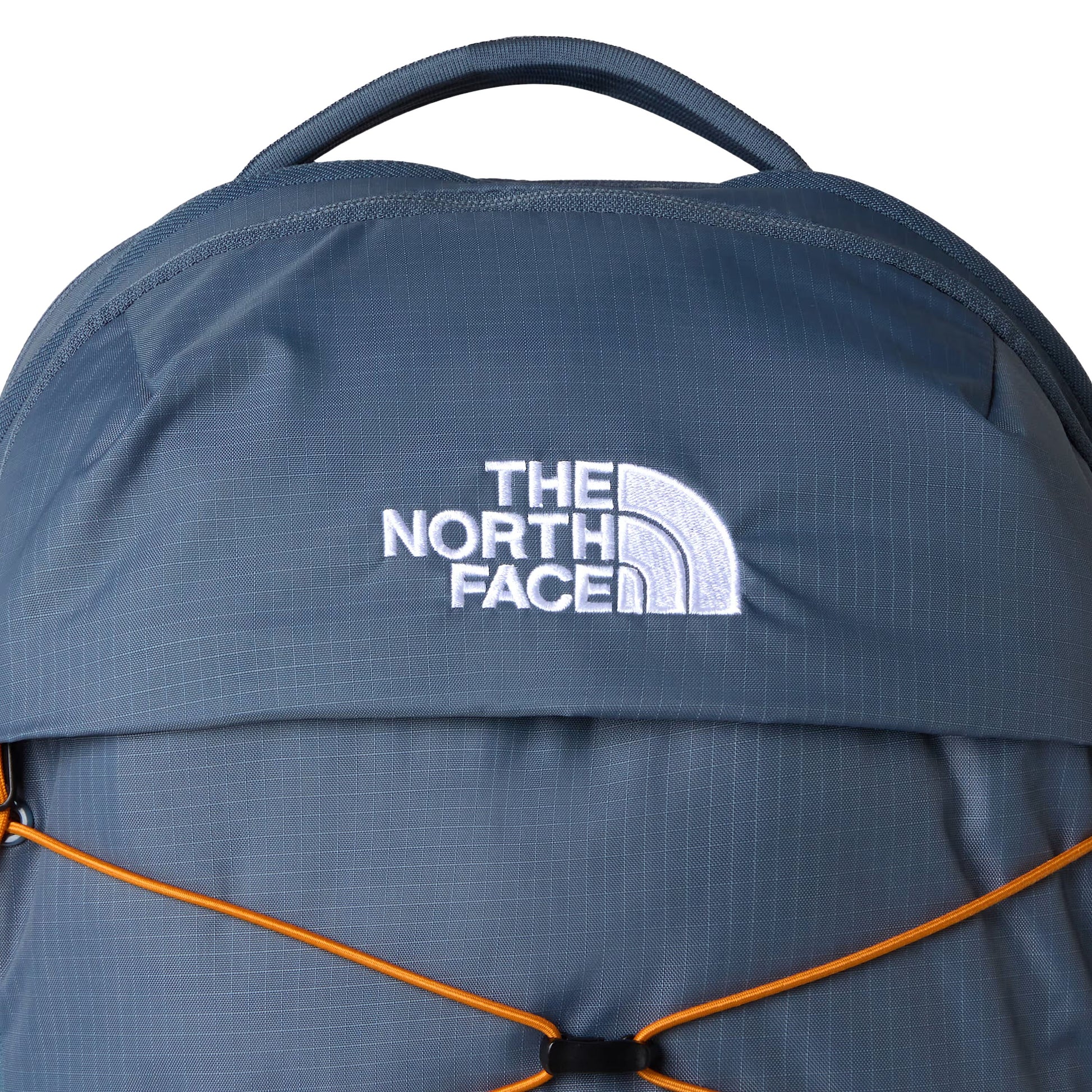 Mochila unissexo The North Face Borealis em Cinza Granite/Laranja Dust. Foto de detalhe da parte da frente da mochila.