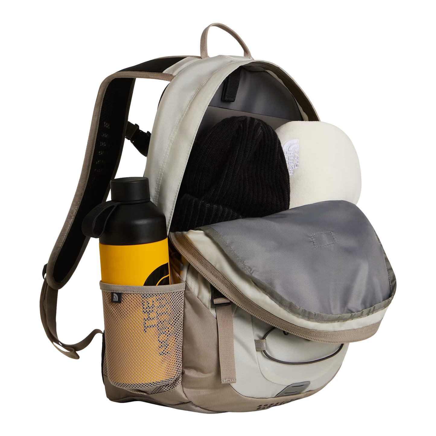 Mochila The North Face Borealis Classic em Cumulus Cloud / Stone Slab — compartimento principal aberto com laptop preto, boné TNF branco e bolso acolchoado cinzento, garrafa preta/amarela no bolso lateral em malha Stone Slab visível, fundo branco.
