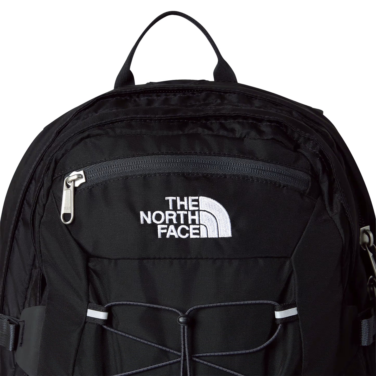 Mochila The North Face Borealis Classic em TNF Black / Asphalt Grey — detalhe do bolso frontal, logo The North Face bordado em branco e zip com puxador prateado visíveis, sistema de cordas elásticas pretas com ponteiras prateadas em baixo.