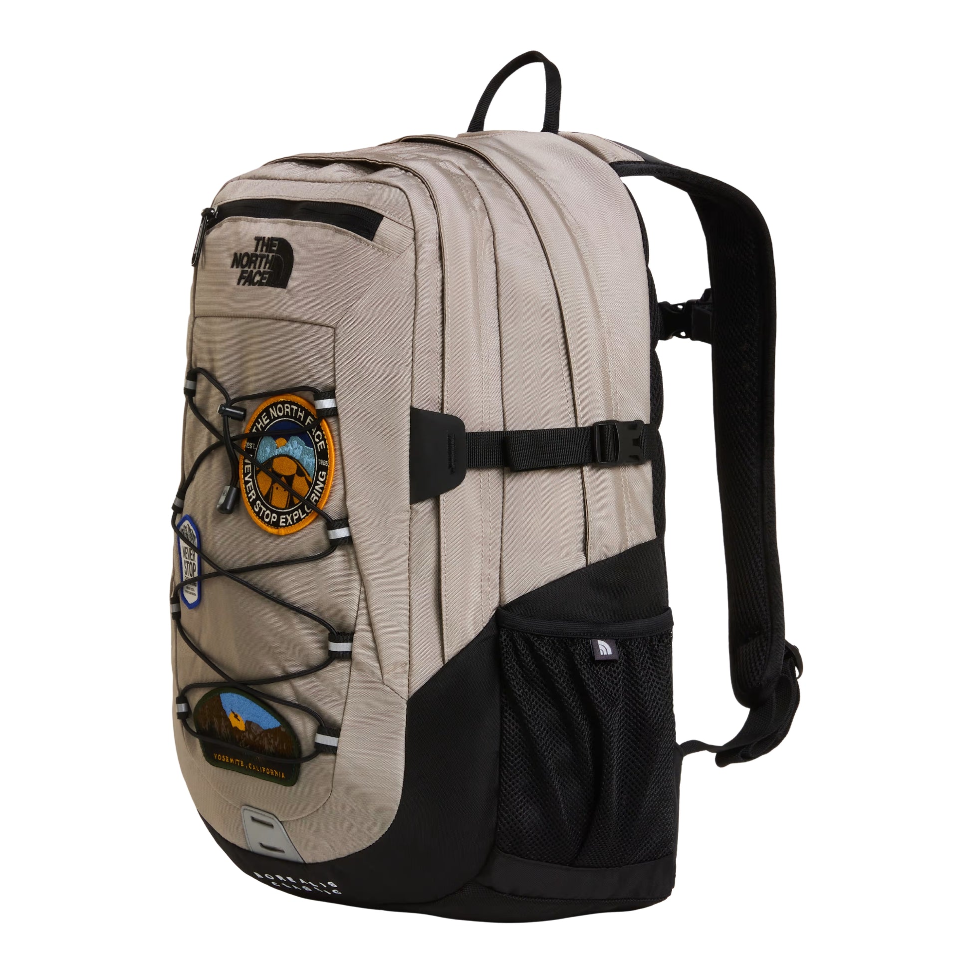 Mochila The North Face Borealis Classic Patch em Stone Slab / TNF Black — vista lateral direita a 3/4, produto sem modelo, patches bordados, bolso lateral em malha preta, alças acolchoadas.