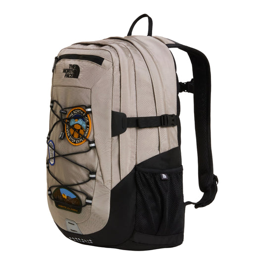 Mochila The North Face Borealis Classic Patch em Stone Slab / TNF Black — vista lateral direita a 3/4, produto sem modelo, patches bordados, bolso lateral em malha preta, alças acolchoadas.