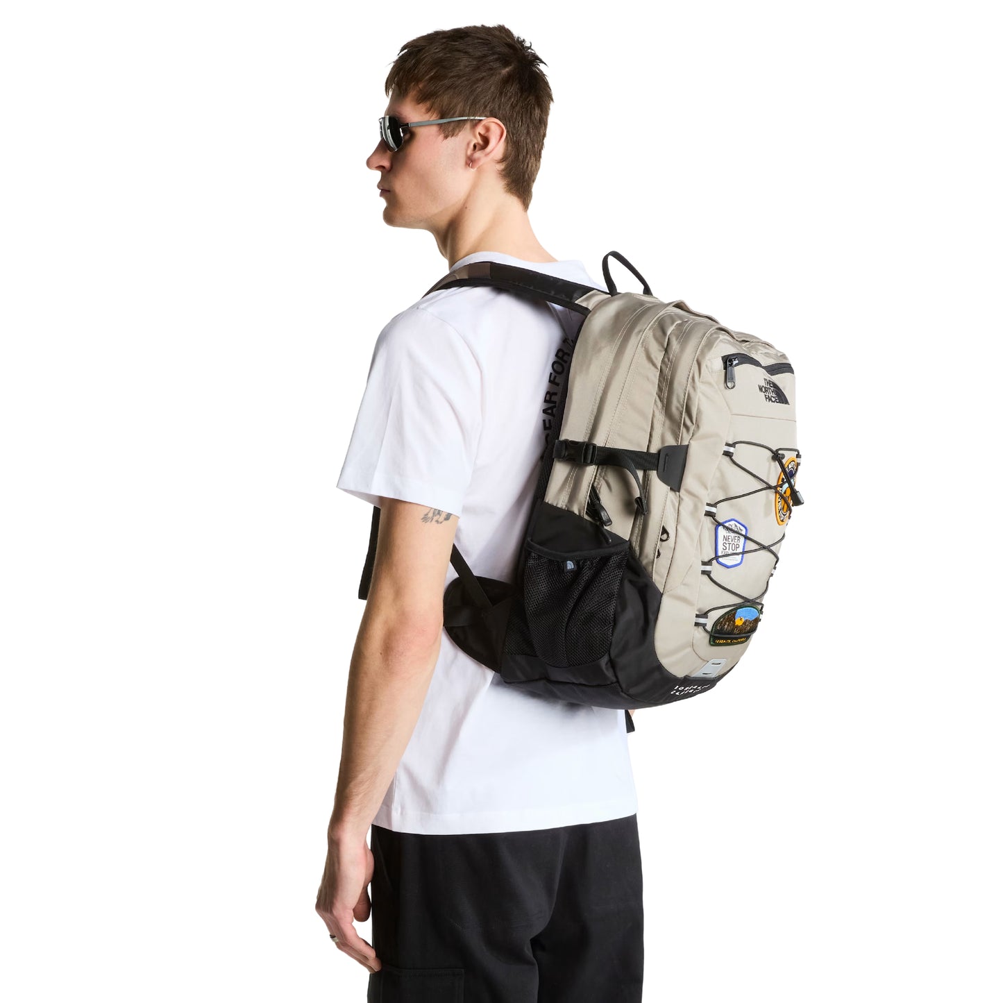 Mochila The North Face Borealis Classic Patch em Stone Slab / TNF Black — vista lateral esquerda a 3/4, produto sem modelo, perfil da mochila com alças acolchoadas pretas, bolso lateral em malha e base TNF Black visíveis.