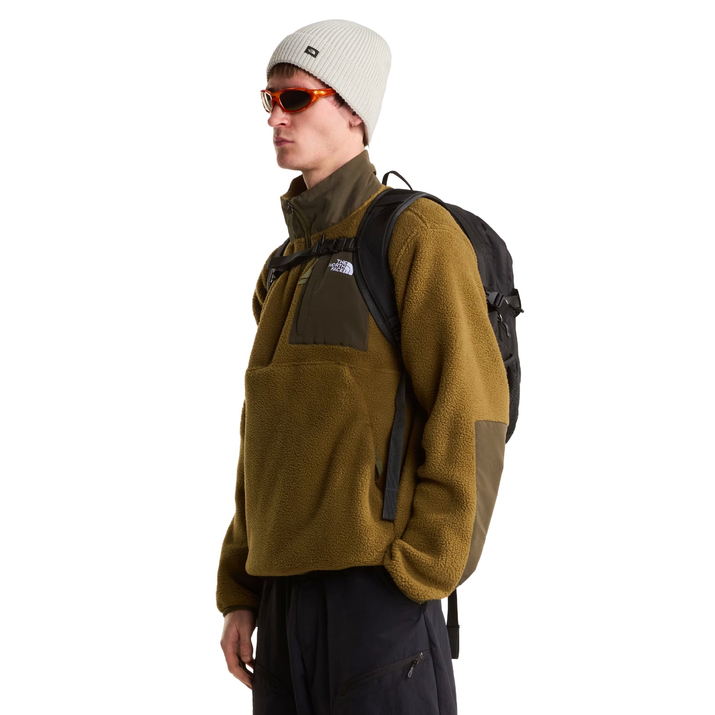 Mochila The North Face Borealis Classic Patch em TNF Black — detalhe lateral com bolso em malha preta e alça FlexVent acolchoada preta, logo TNF em relevo cinzento visível.