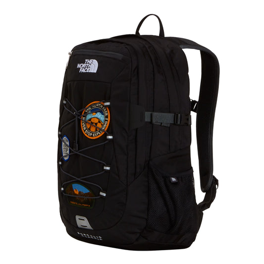 Mochila The North Face Borealis Classic Patch em TNF Black — vista lateral a 3/4, produto sem modelo, patches bordados, alças FlexVent acolchoadas pretas, fivela de ajuste cinzenta e bolso late.