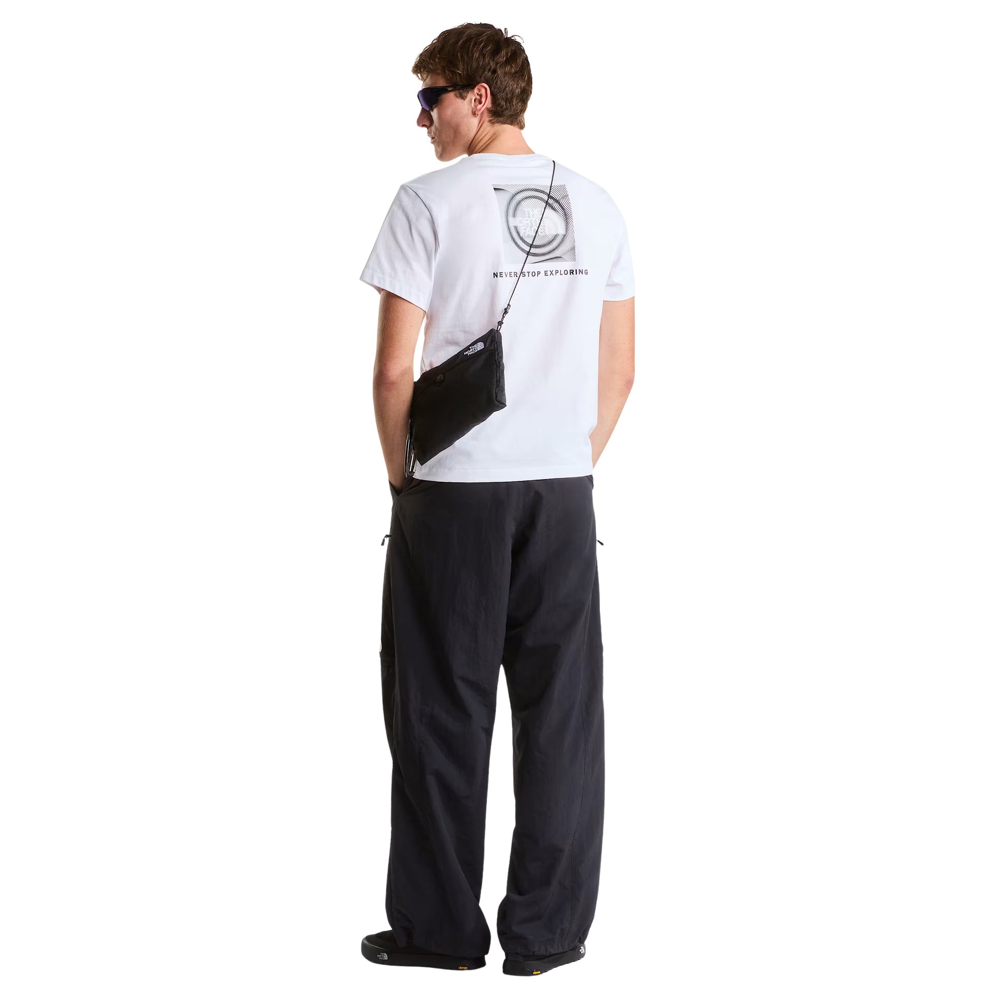 T-Shirt de manga curta para homem The North Face Box NSE Energy Regular em Branco TNF. Foto da parte de trás, vestida.
