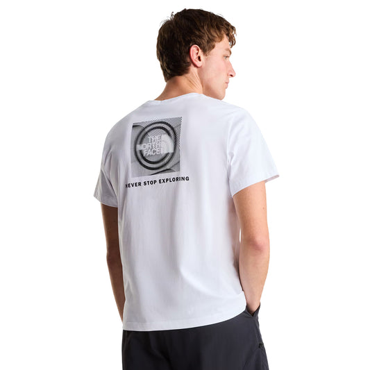 T-Shirt de manga curta para homem The North Face Box NSE Energy Regular em Branco TNF. Foto da parte de trás, vestida.