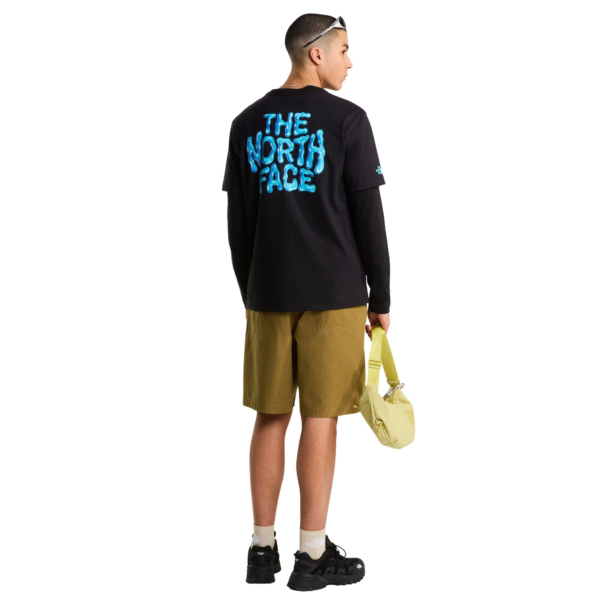 T-Shirt de manga curta para homem The North Face Drip Logo Graphic em Preto TNF. Foto da parte de trás, vestida.