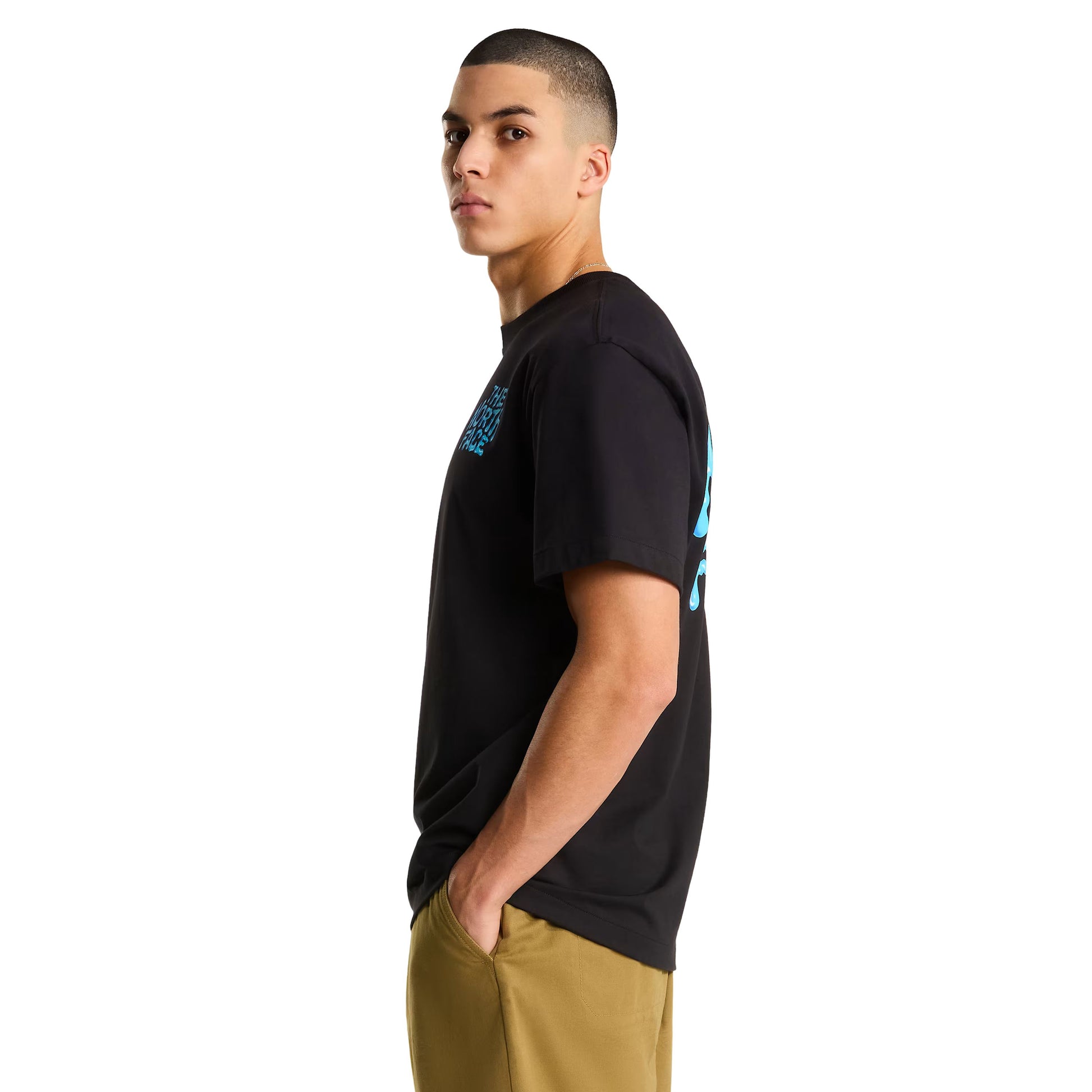 T-Shirt de manga curta para homem The North Face Drip Logo Graphic em Preto TNF. Foto da lateral, vestida.