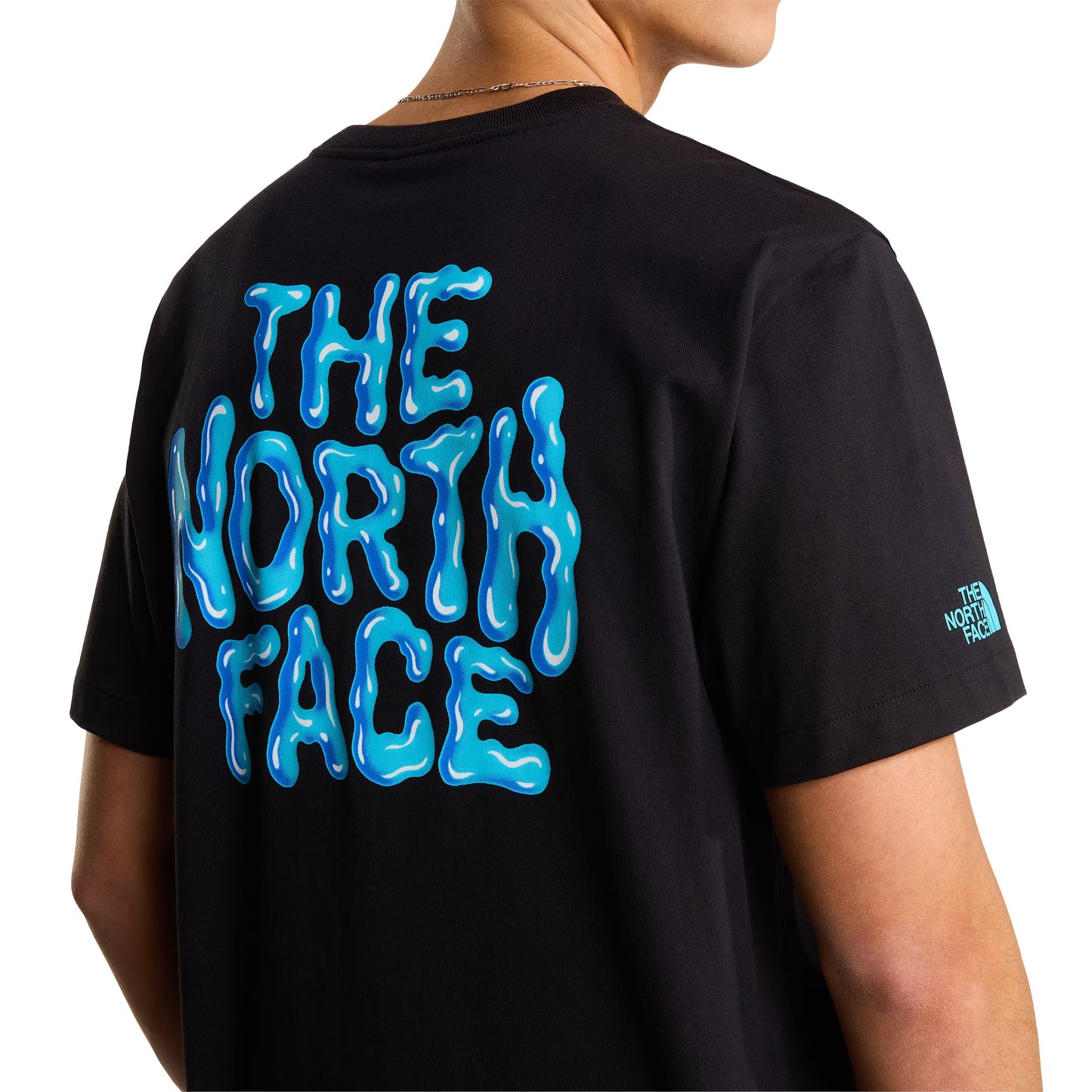 T-Shirt de manga curta para homem The North Face Drip Logo Graphic em Preto TNF. Foto da parte de trás, vestida.