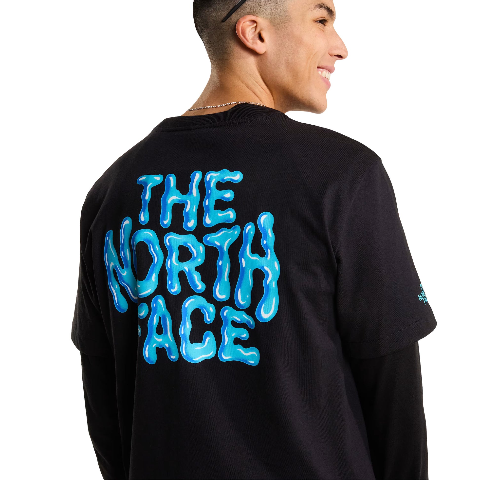 T-Shirt de manga curta para homem The North Face Drip Logo Graphic em Preto TNF. Foto da parte de trás, vestida.