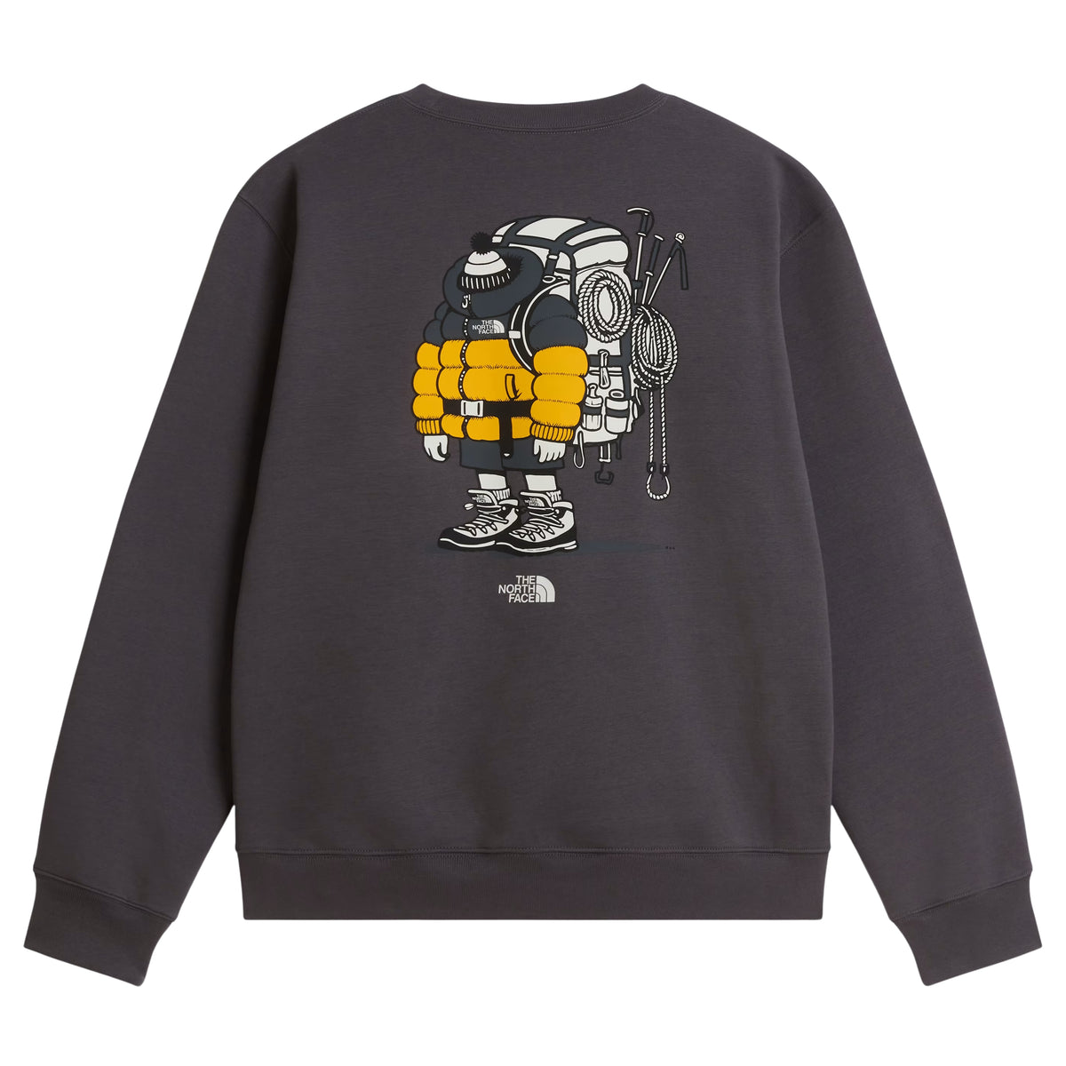 Sweatshirt unissexo The North Face Gear Up Get Out Relaxed Crew em Anthracite Grey — flat lay de costas, sem modelo, polar cinzento antracite, gráfico Gear Up Get Out em serigrafia à base de água nas costas com personagem de alpinista totalmente equipado em amarelo e cinzento — casaco puffer, mochila, boné de malha, corda e picaretas —, logo The North Face em branco por baixo, punhos e bainha canelados, fundo branco.