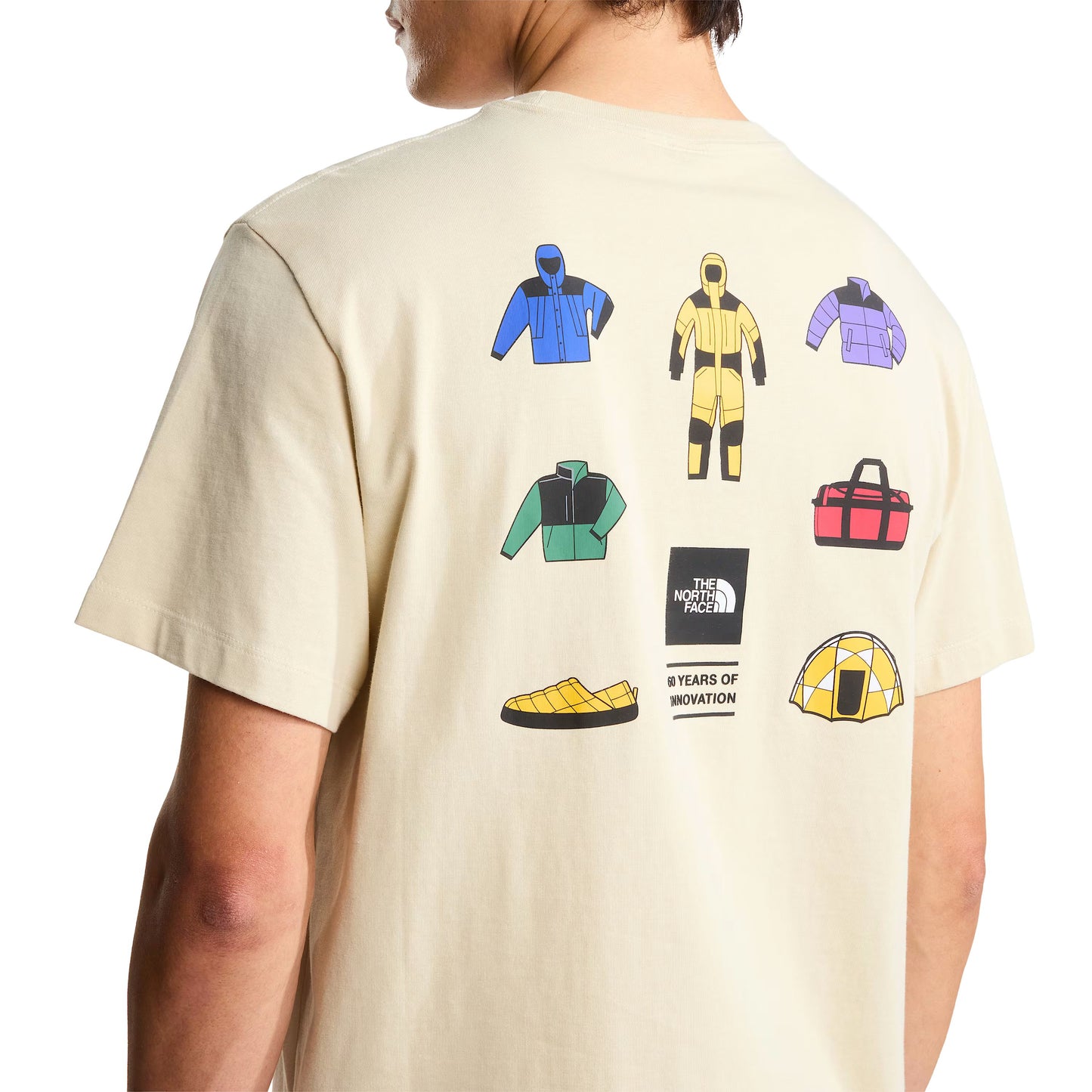 T-Shirt de manga curta para homem The North Face Icon Celebration Regular em Desert Stone. Foto de detalhe da parte de trás, vestida.