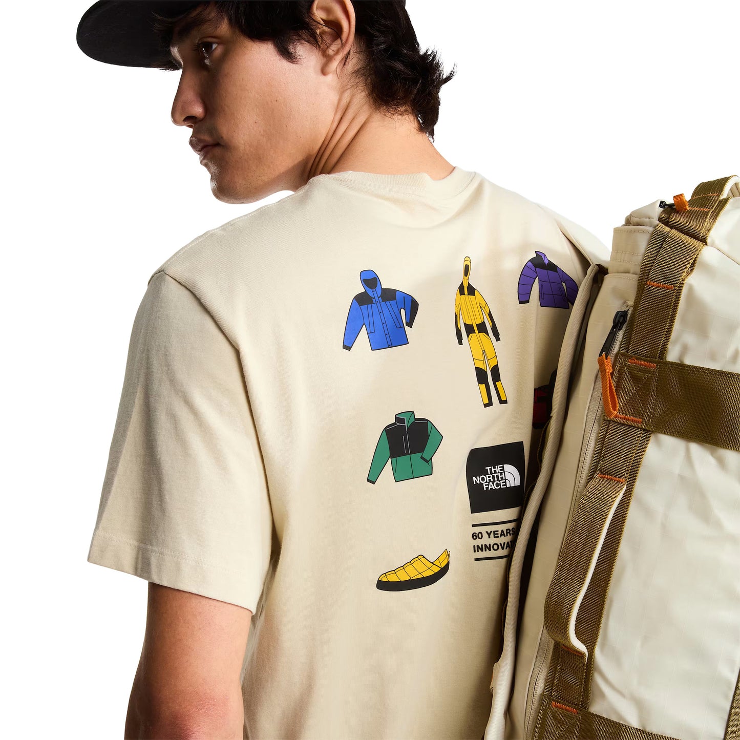 T-Shirt de manga curta para homem The North Face Icon Celebration Regular em Desert Stone. Foto de destaque da parte de trás, vestida.