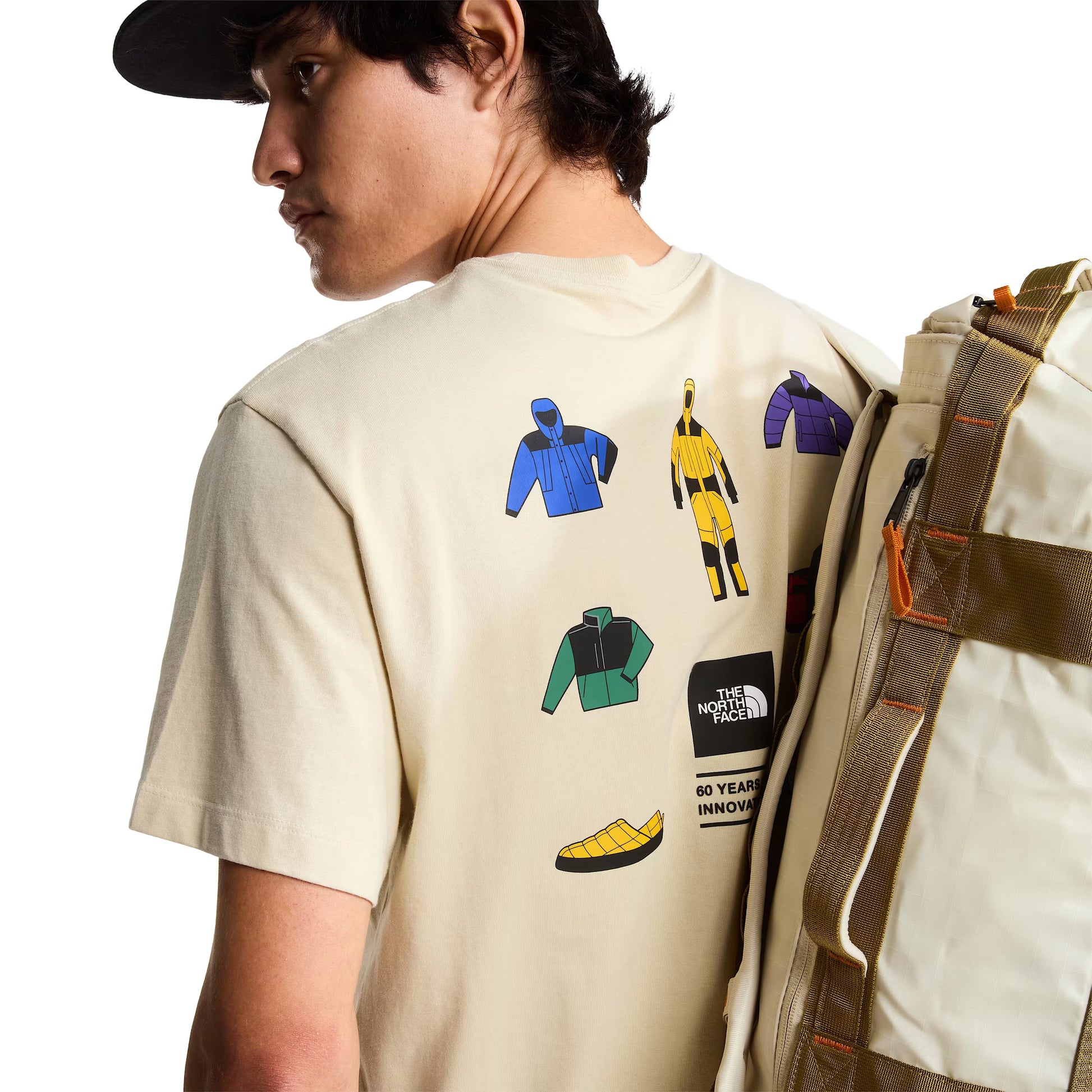 T-Shirt de manga curta para homem The North Face Icon Celebration Regular em Desert Stone. Foto de destaque da parte de trás, vestida.