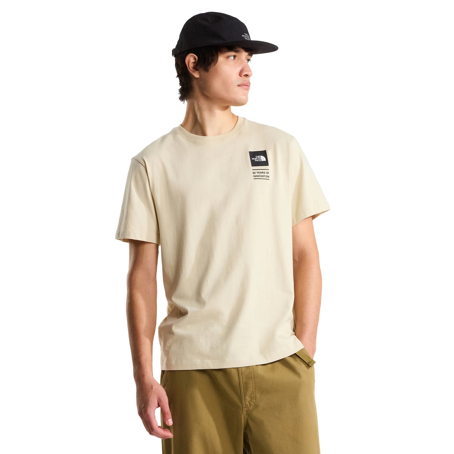 T-Shirt de manga curta para homem The North Face Icon Celebration Regular em Desert Stone. Foto da parte da frente, vestida.