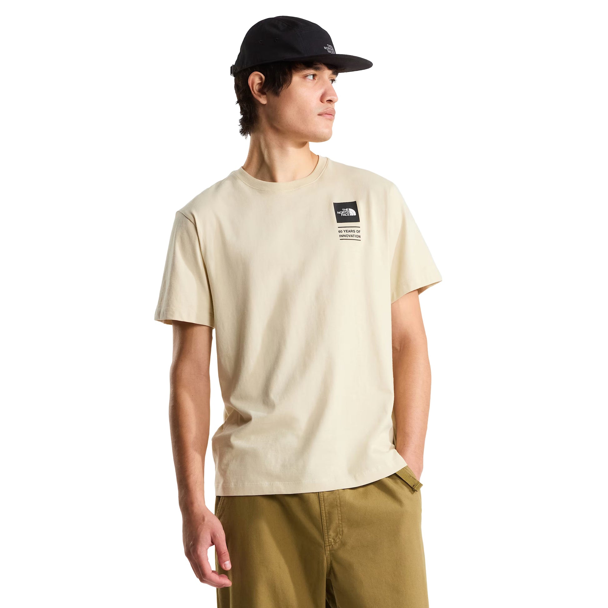 T-Shirt de manga curta para homem The North Face Icon Celebration Regular em Desert Stone. Foto da parte da frente, vestida.