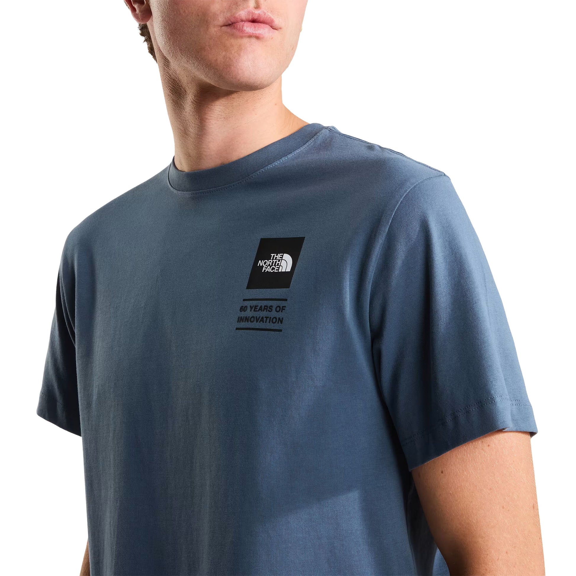T-Shirt de manga curta para homem The North Face Icon Celebration Regular em Cinza Granite. Foto de detalhe da parte da frente, vestida.