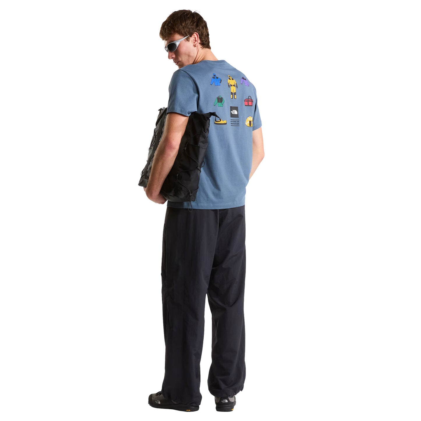 T-Shirt de manga curta para homem The North Face Icon Celebration Regular em Cinza Granite. Foto da parte de trás, vestida.