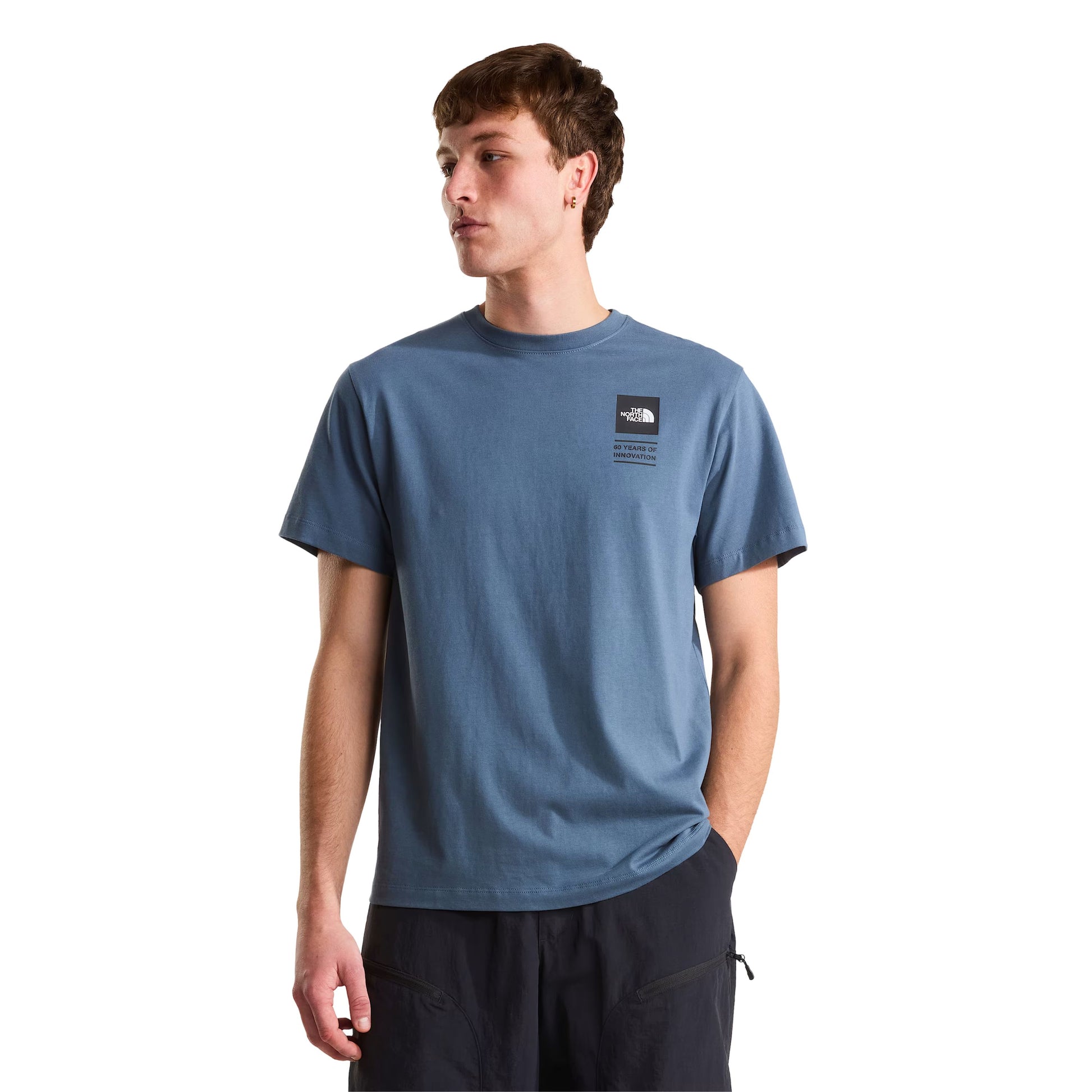 T-Shirt de manga curta para homem The North Face Icon Celebration Regular em Cinza Granite. Foto da parte da frente, vestida.