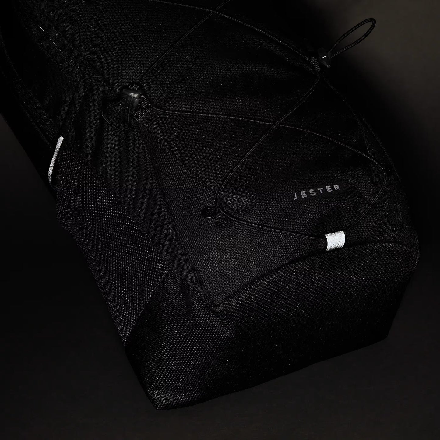 Mochila unissexo The North Face Jester em Preto TNF/NPF. Foto dos detalhes reflectores.