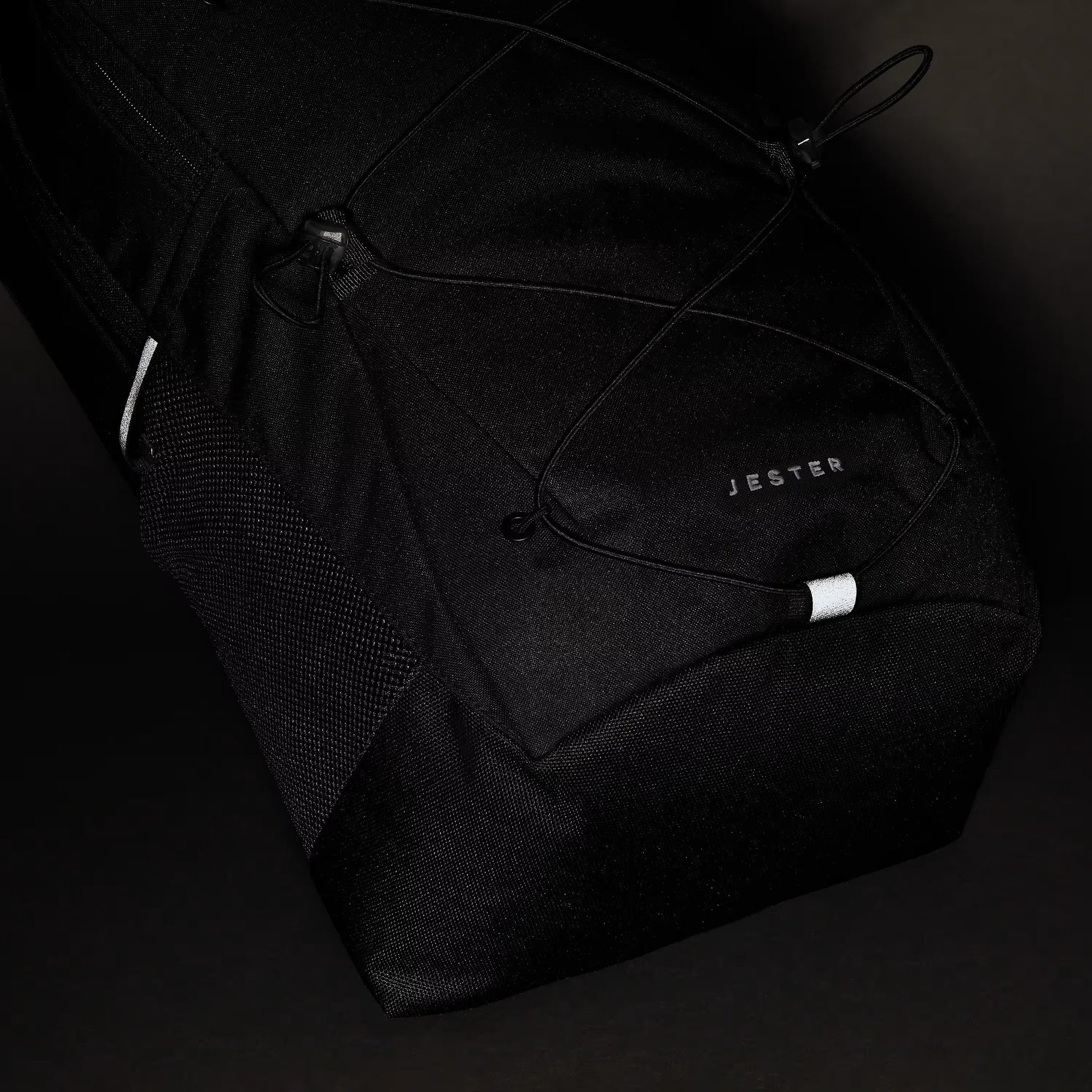 Mochila unissexo The North Face Jester em Preto TNF/NPF. Foto dos detalhes reflectores.