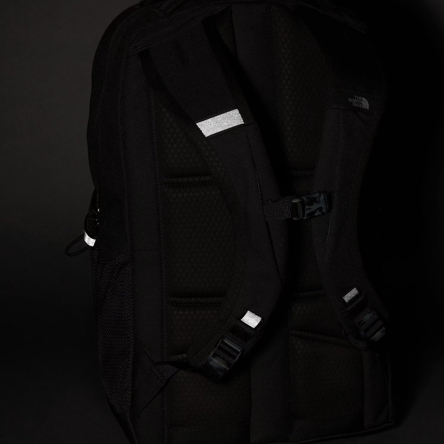 Mochila unissexo The North Face Jester em Preto TNF/NPF. Foto dos detalhes reflectores.