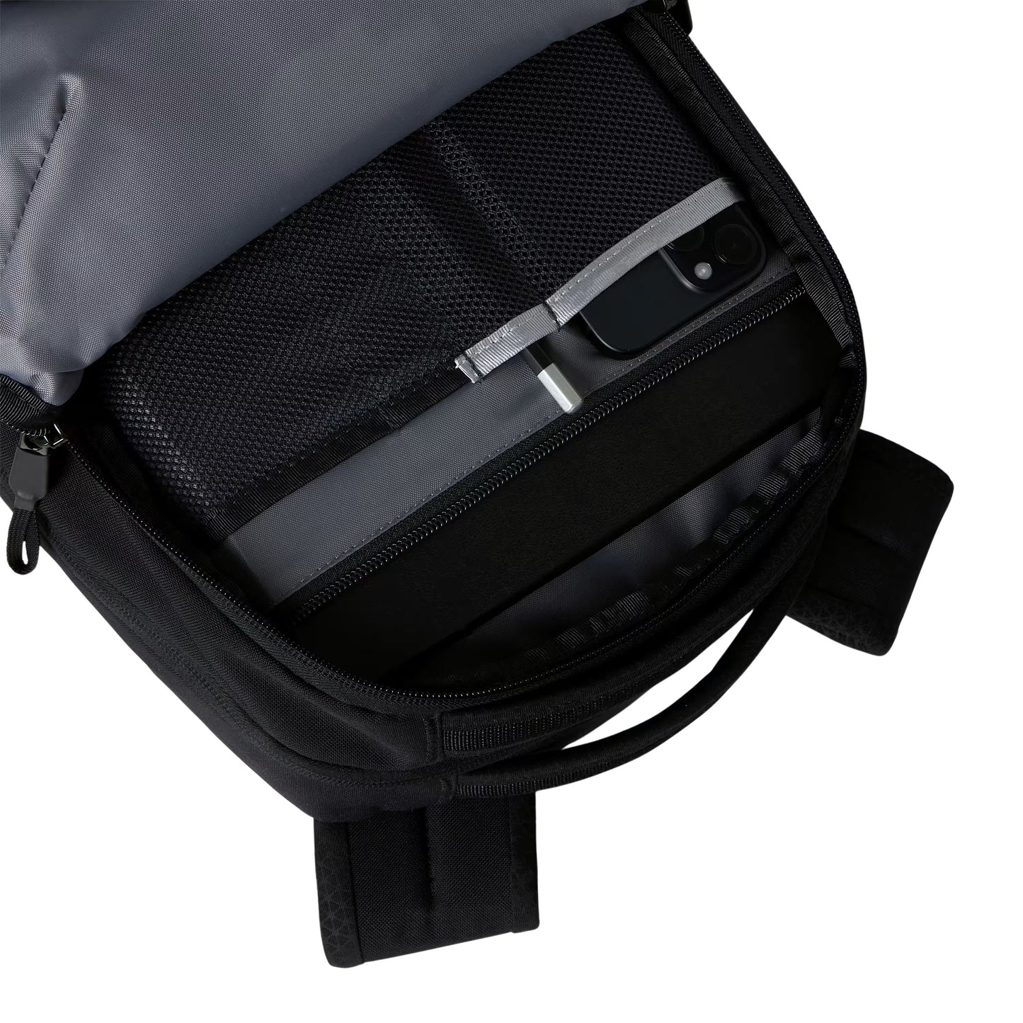 Mochila unissexo The North Face Jester em Preto TNF/NPF. Foto de detalhe da bolsa exterior aberta.