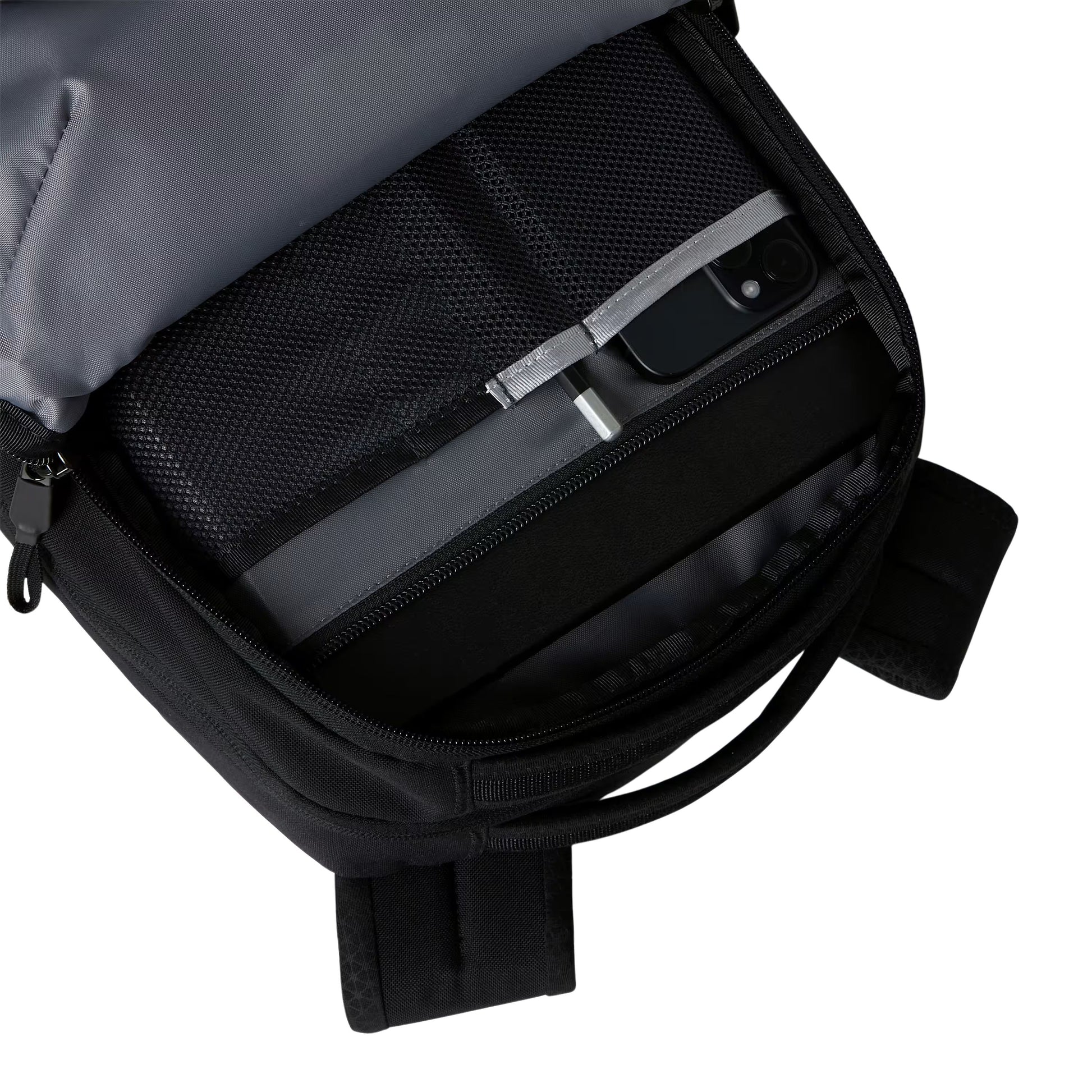 Mochila unissexo The North Face Jester em Preto TNF/NPF. Foto de detalhe da bolsa exterior aberta.