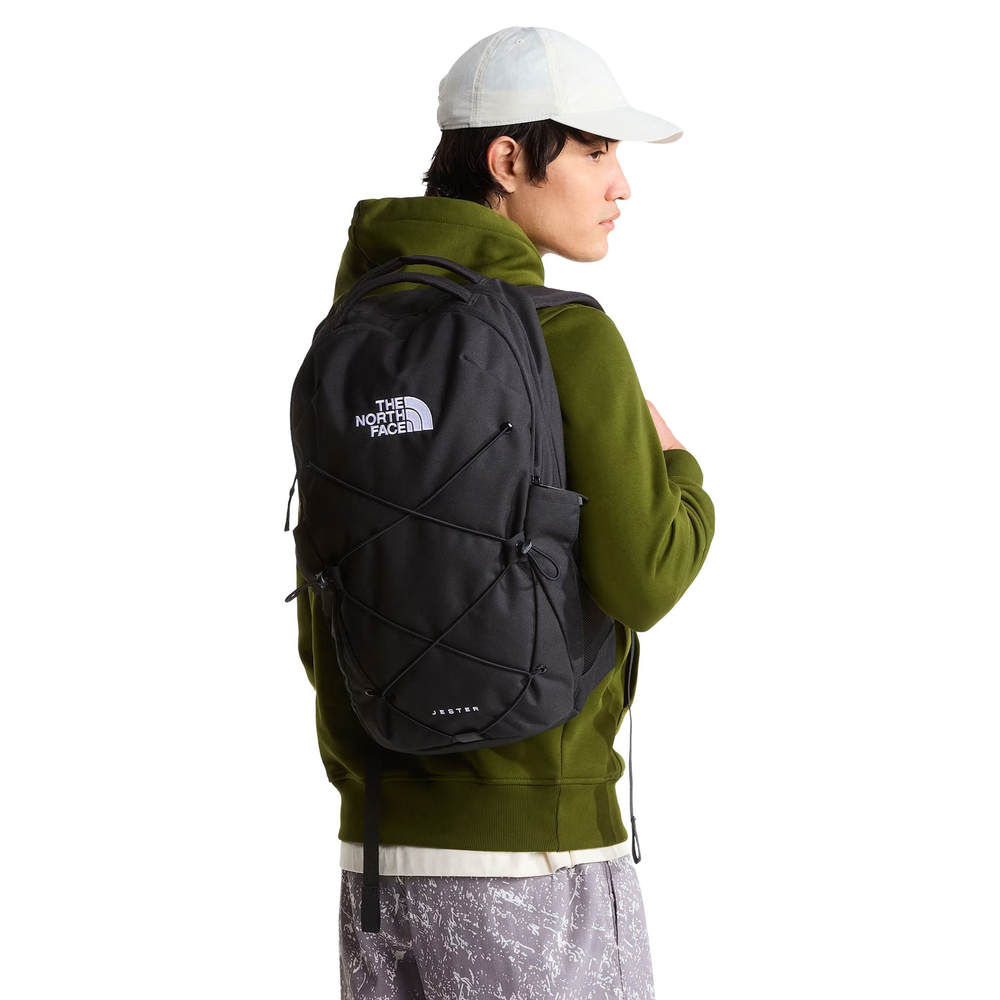 Mochila unissexo The North Face Jester em Preto TNF/NPF. Foto da parte da frente da mochila nas costas.