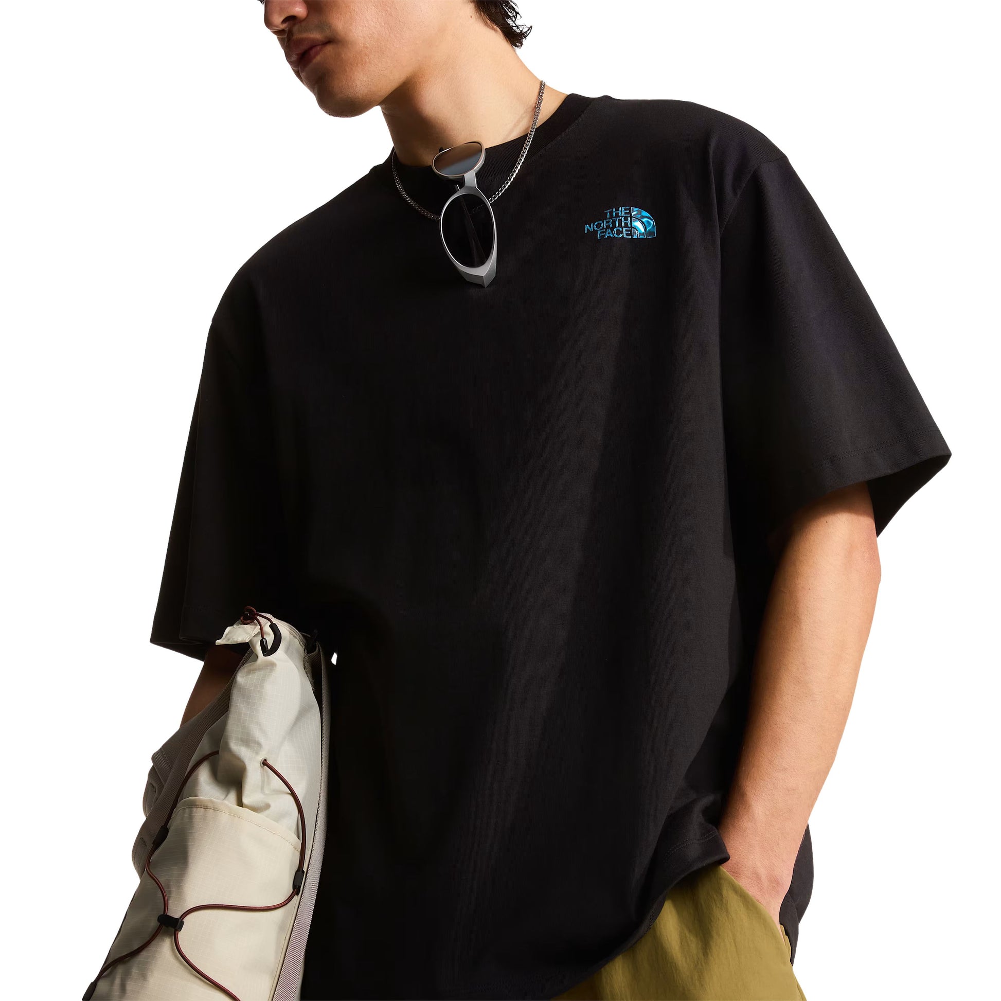 T-Shirt de manga curta para homem The North Face Liquid Box NSE Oversize em Preto TNF. Foto da parte da frente, vestida.