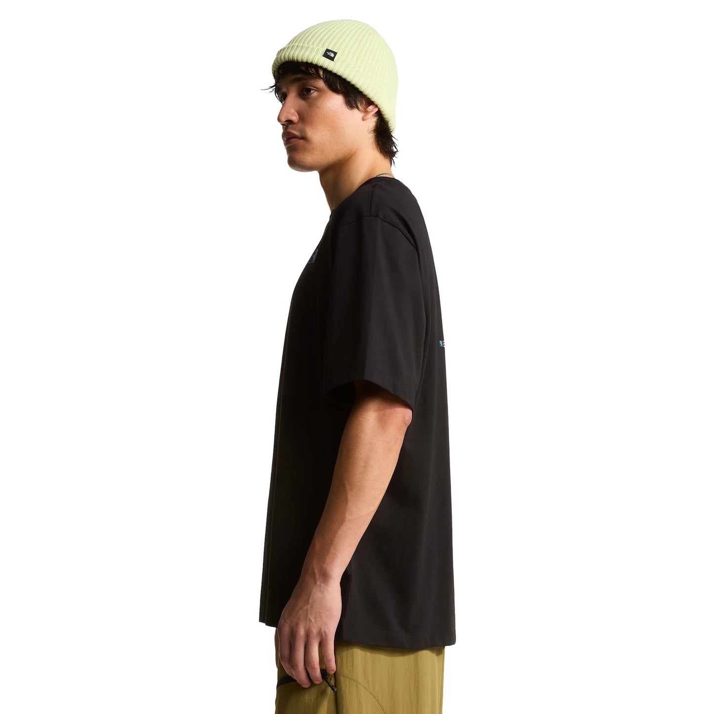 T-Shirt de manga curta para homem The North Face Liquid Box NSE Oversize em Preto TNF. Foto da lateral, vestida.